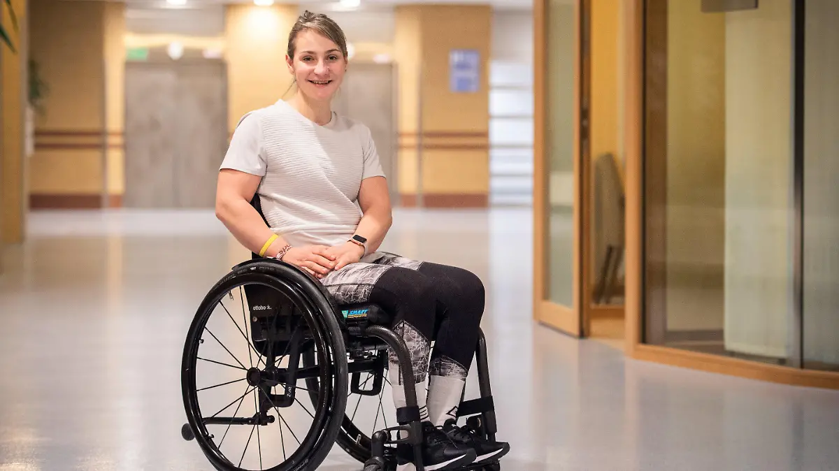 18.12.2018, Berlin: Kristina Vogel, Radsportlerin und zweifache Olympiasiegerin, sitzt im Unfallkrankenhaus Berlin in ihrem Rollstuhl. Bei einem Trainingsunfall im Sommer 2018 verletzte sich die deutsche Bahnradsportlerin so schwer, dass sie fortan querschnittgelähmt ist. Kurz vor Weihnachten, nach sechs Monaten stationärer Rehabilitation, verlässt Vogel die Unfallklinik. (zu dpa-Interview: «Kristina Vogel» vom 20.12.2018) Foto: Arne Immanuel Bänsch/dpa +++ dpa-Bildfunk +++