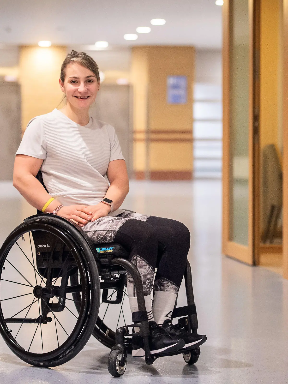 18.12.2018, Berlin: Kristina Vogel, Radsportlerin und zweifache Olympiasiegerin, sitzt im Unfallkrankenhaus Berlin in ihrem Rollstuhl. Bei einem Trainingsunfall im Sommer 2018 verletzte sich die deutsche Bahnradsportlerin so schwer, dass sie fortan querschnittgelähmt ist. Kurz vor Weihnachten, nach sechs Monaten stationärer Rehabilitation, verlässt Vogel die Unfallklinik. (zu dpa-Interview: «Kristina Vogel» vom 20.12.2018) Foto: Arne Immanuel Bänsch/dpa +++ dpa-Bildfunk +++