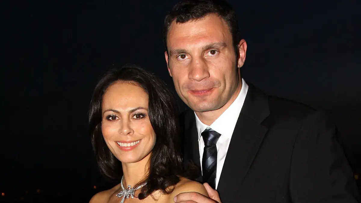  Vitali Klitschko und Ehefrau Natalia Couple of the Year 2011 ,Preisverleihung im Hotel Louis C.Jacob in Hamburg Blankenese *** Vitali Klitschko and wife Natalia Couple of the Year 2011 ,Award ceremony at Hotel Louis C Jacob in Hamburg Blankenese Copyright: xEventpressxrhx
