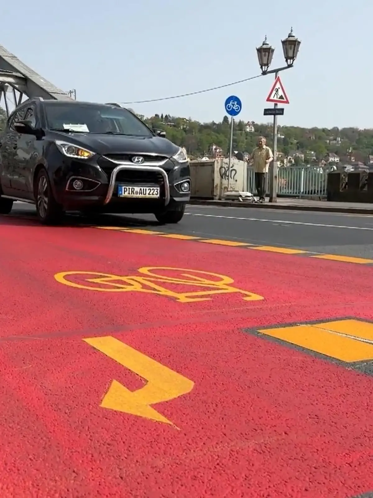 In Dresden gabs das Blaue Wunder. Im wahrsten Sinne. Blaues Wunder heißt eine Brücke und auf der gabs einen Probe-Radweg.
Zwei Monate sollte der ausprobiert werden - nach drei Wochen ist er aber schon wieder futsch.

Und mit ihm SEHR viel Geld. Denn der Test hat mal eben 70.000 Euro Steuergeld gekostet!