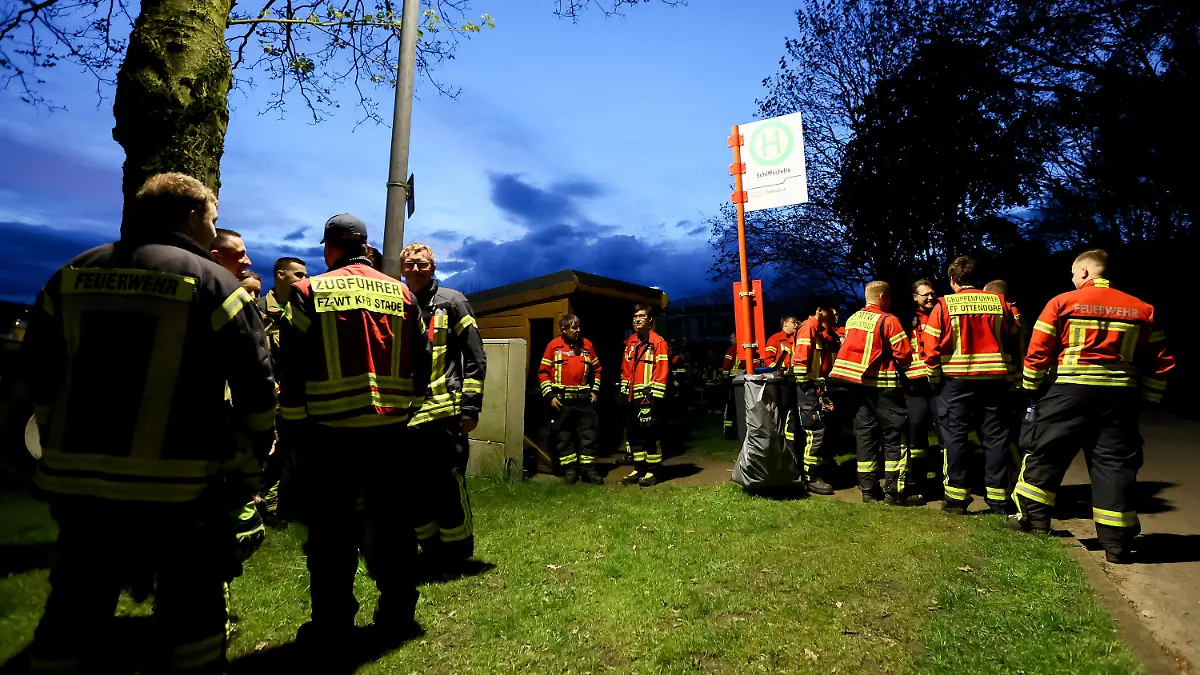 dpatopbilder - 28.04.2024, Niedersachsen, Gräpel: Einsatzkräfte, die an der Suche nach dem sechsjährigen Arian beteiligt waren, warten auf den Rücktransport. Bei der Suche nach dem vermissten Arian aus dem niedersächsischen Bremervörde-Elm gibt weiter keine neue Spur. Der am Sonntagmorgen begonnene Großeinsatz wurde am Abend mit Einbruch der Dunkelheit beendet.  Am Montag geht die Suche weiter. Foto: Bodo Marks/dpa +++ dpa-Bildfunk +++