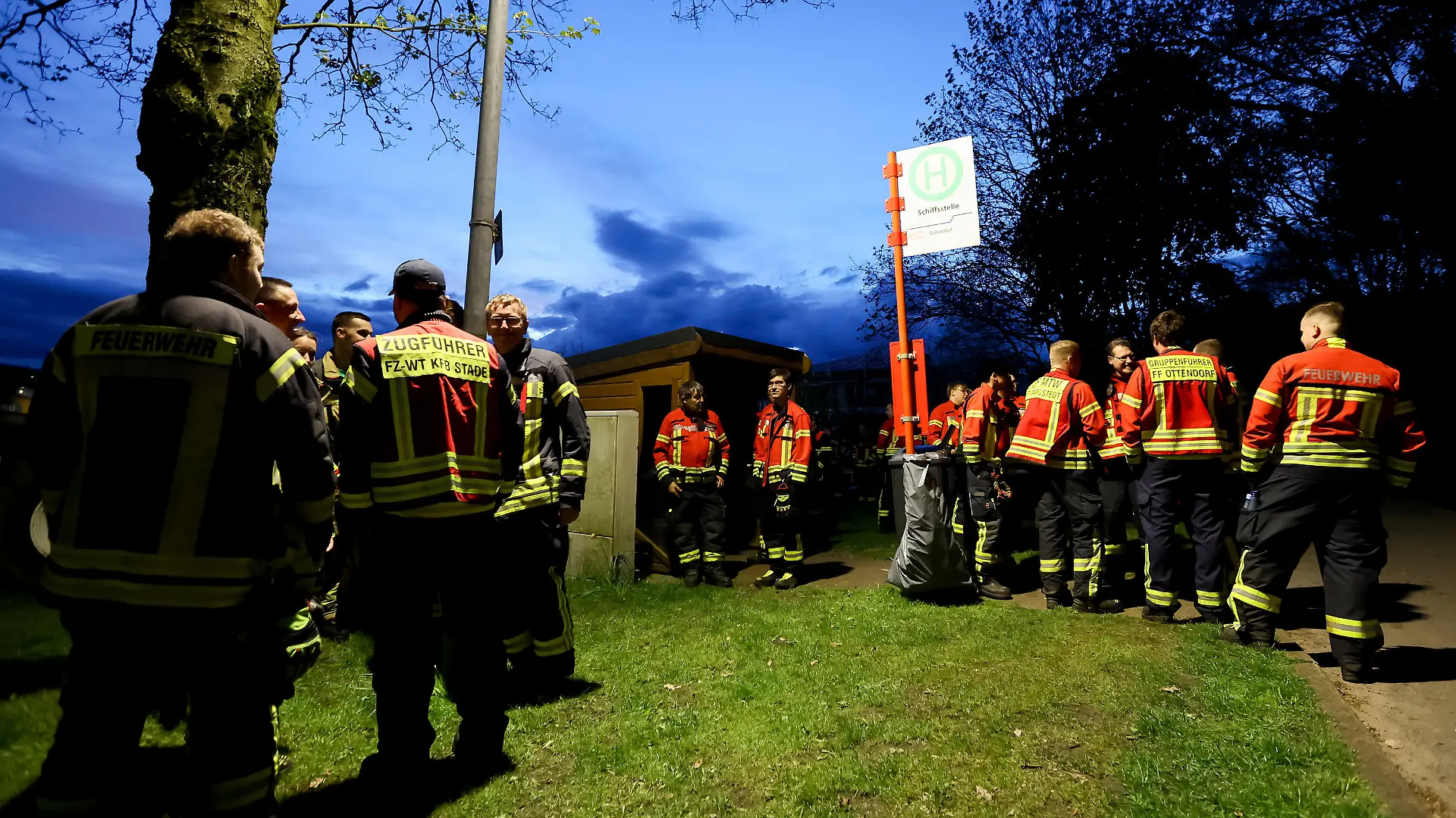 dpatopbilder - 28.04.2024, Niedersachsen, Gräpel: Einsatzkräfte, die an der Suche nach dem sechsjährigen Arian beteiligt waren, warten auf den Rücktransport. Bei der Suche nach dem vermissten Arian aus dem niedersächsischen Bremervörde-Elm gibt weiter keine neue Spur. Der am Sonntagmorgen begonnene Großeinsatz wurde am Abend mit Einbruch der Dunkelheit beendet. Am Montag geht die Suche weiter. Foto: Bodo Marks/dpa +++ dpa-Bildfunk +++