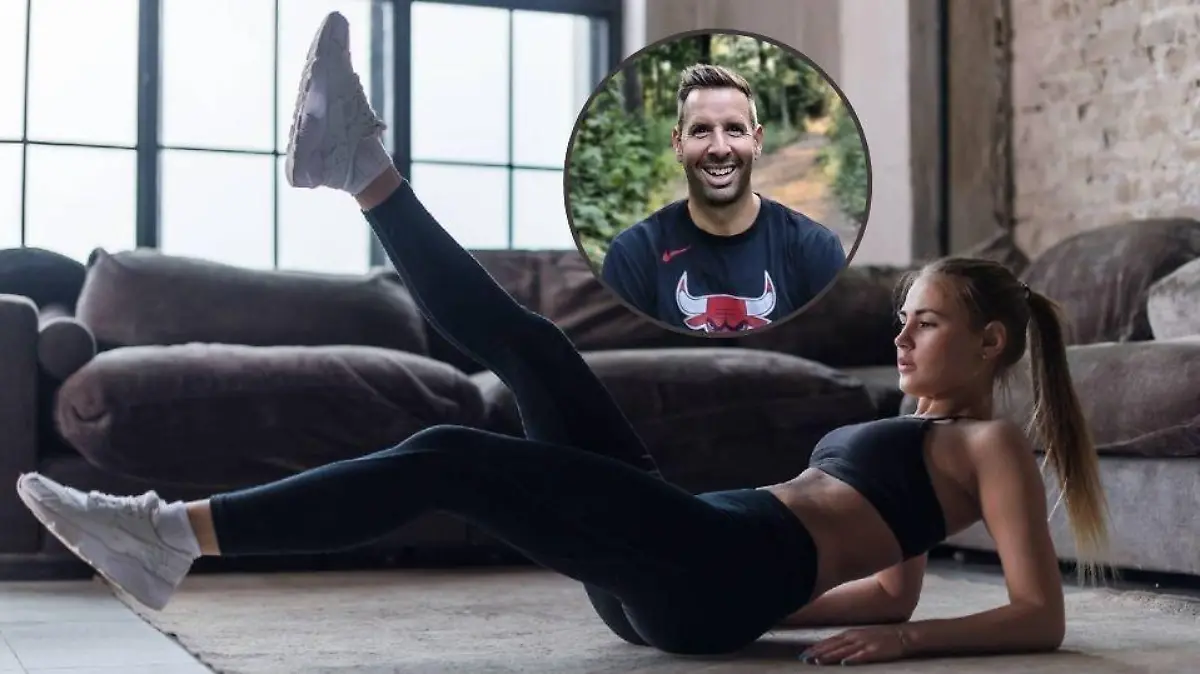 Junge sportliche Frau macht Workout im Wohnzimmer, Crunches mit angehobenen Beinen.