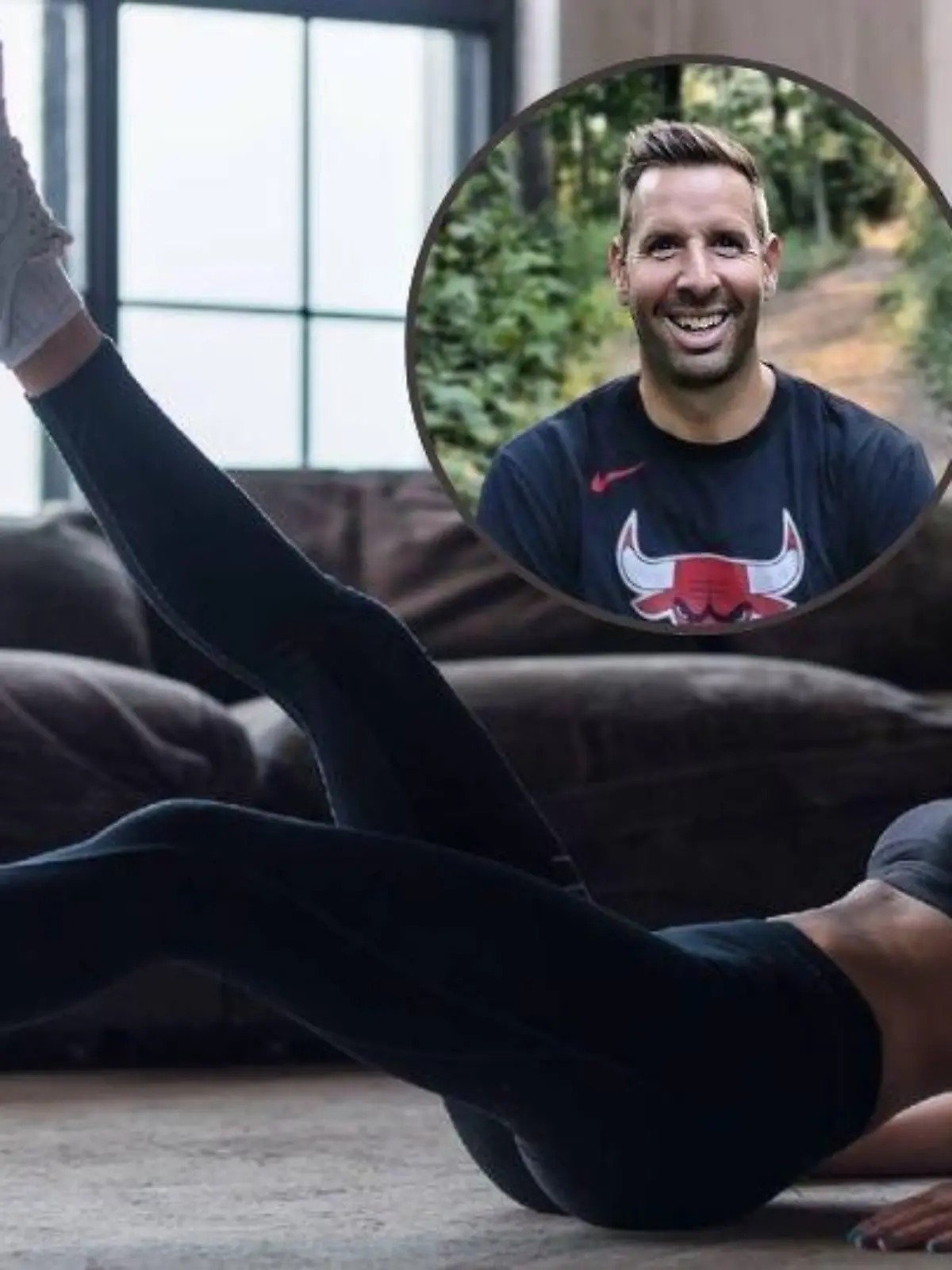 Junge sportliche Frau macht Workout im Wohnzimmer, Crunches mit angehobenen Beinen.