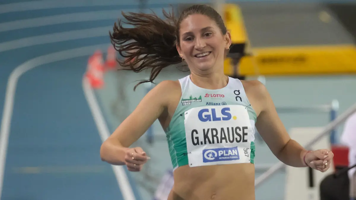 ARCHIV - 17.02.2024, Sachsen, Leipzig: Deutsche Hallen-Meisterschaften Leichtathletik, 3000 Meter, Damen, Gesa Krause (r). (zu dpa: ««Mami Power»: Krause läuft nach Babypause zum Olympia-Ticket») Foto: Sebastian Willnow/dpa +++ dpa-Bildfunk +++