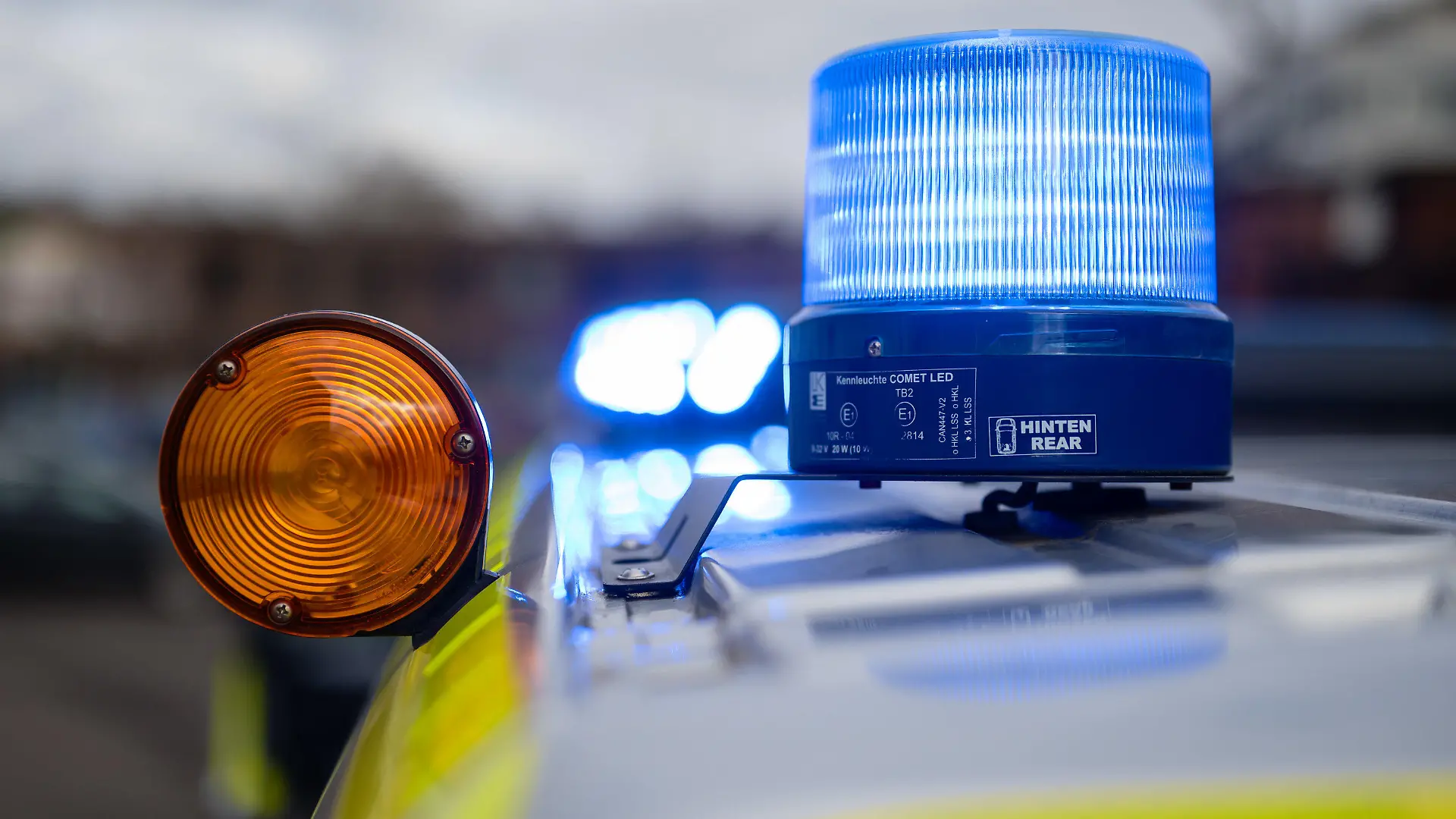 ILLUSTRATION - 31.01.2024, Saarland, Saarbrücken: Blaulicht auf einem Einsatzfahrzeug der Polizei. (zu dpa: «Randale in Behörde - 18-Jähriger kommt in Polizeigewahrsam») Foto: Oliver Dietze/dpa +++ dpa-Bildfunk +++