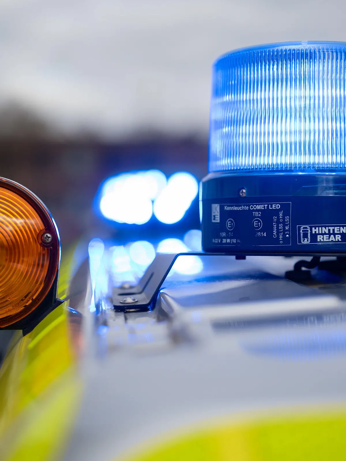 ILLUSTRATION - 31.01.2024, Saarland, Saarbrücken: Blaulicht auf einem Einsatzfahrzeug der Polizei. (zu dpa: «Randale in Behörde - 18-Jähriger kommt in Polizeigewahrsam») Foto: Oliver Dietze/dpa +++ dpa-Bildfunk +++