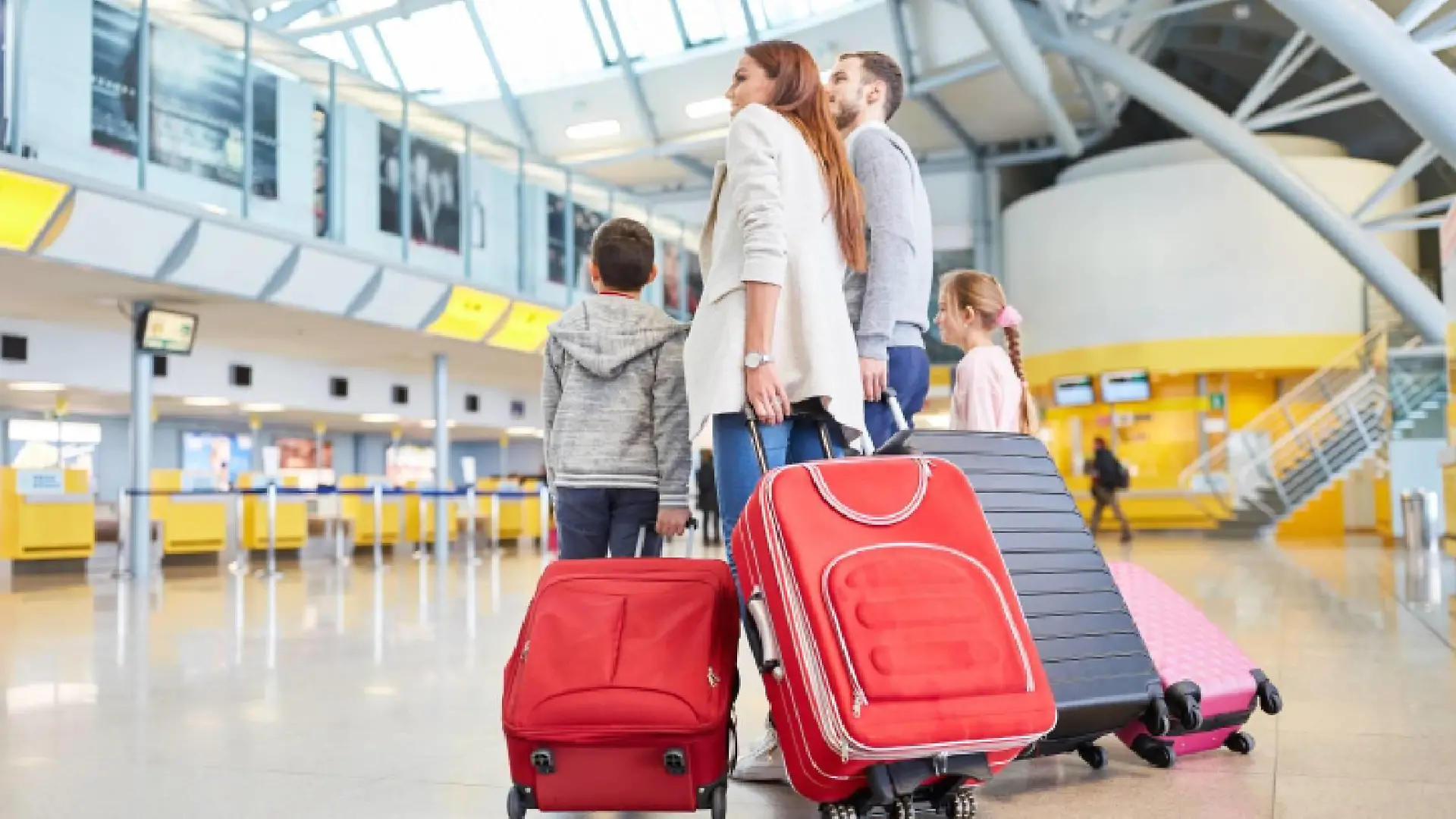 Familie am Flughafen.