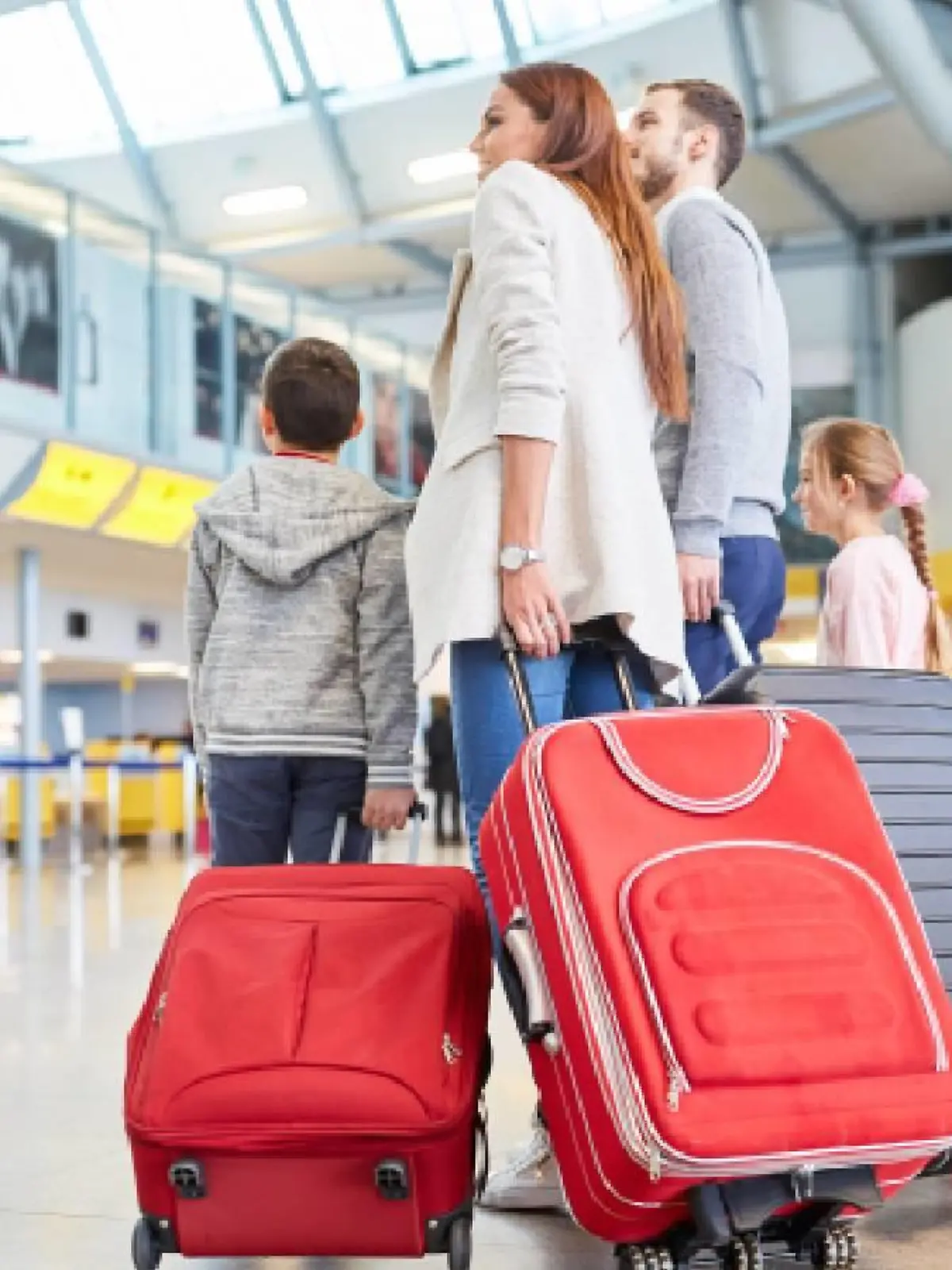 Familie am Flughafen.