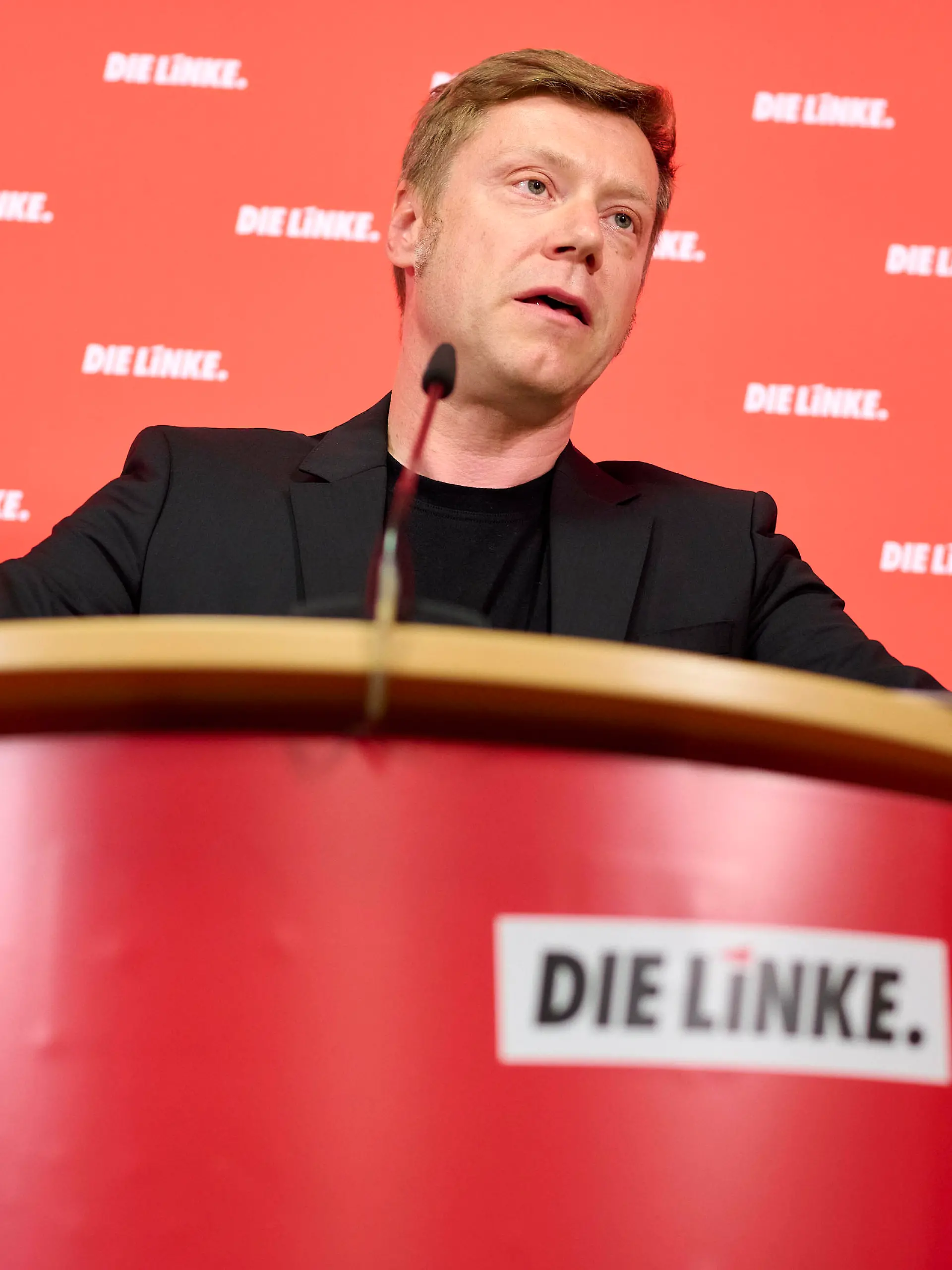 Martin Schirdewan äußert sich zu aktuellen Themen in Deutschland Deutschland, Berlin, 01.08.2022: Der Vorsitzende der Partei Die Linke, Martin Schirdewan stellt sich den Fragen der Presse. Schwerpunkt der Pressekonferenz sind aktuelle Themen und eine Einschätzung zur Arbeit der Ampelkoalition *** Martin Schirdewan comments on current issues in Germany Germany, Berlin, 01 08 2022 The chairman of the party Die Linke, Martin Schirdewan faces the questions of the press focus of the press conference are current issues and an assessment of the work of the traffic light coalition 