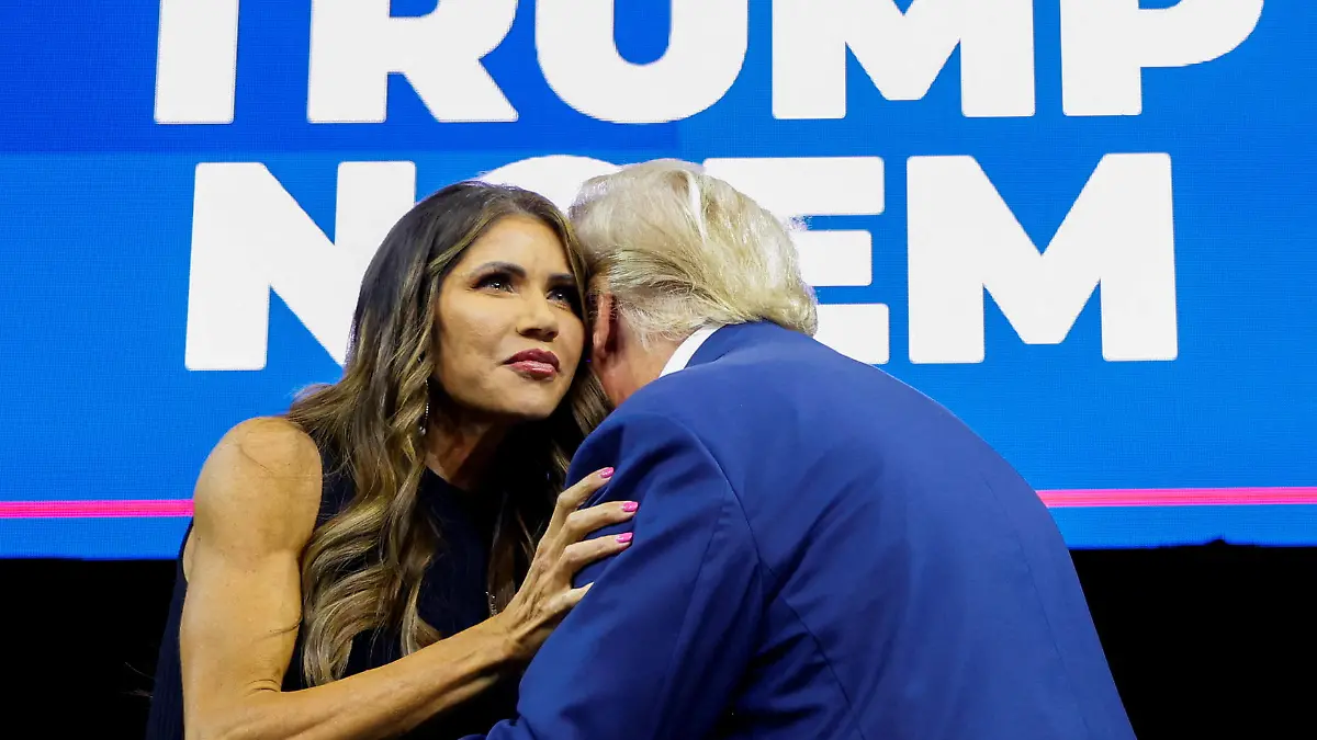 FILE PHOTO: South Dakota Governor Kristi Noem greets former U.S. President and Republican presidential candidate Donald Trump before he speaks at a South Dakota Republican party rally in Rapid City, South Dakota, U.S. September 8, 2023. REUTERS/Jonathan Ernst/File Photo