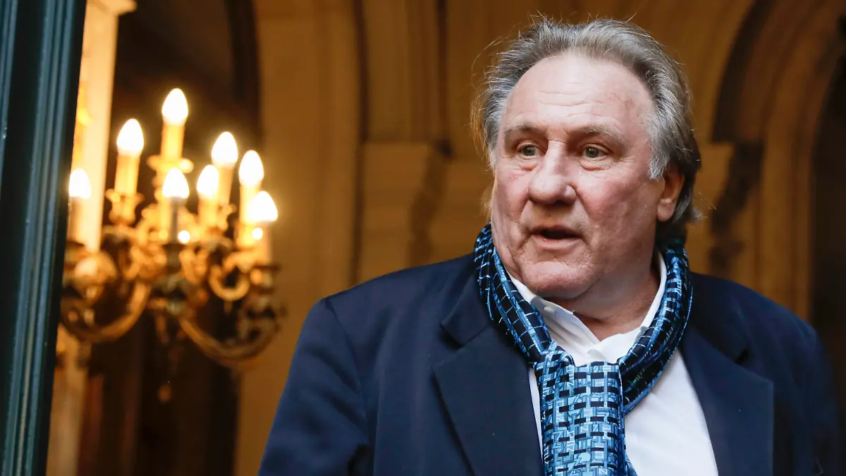 ARCHIV - 25.06.2018, Belgien, Brüssel: Der französische Schauspieler Gerard Depardieu kommt zu einer Veranstaltung im Rathaus zu seinen Ehren im Rahmen des «Brussels International Film Festival». Wegen erneuter Vorwürfe sexueller Übergriffe ist der französische Schauspielstar Gérard Depardieu zum Verhör geladen worden. (zu dpa: «Schauspieler Depardieu nach Übergriffsvorwürfen zu Verhör geladen») Foto: Thierry Roge/BELGA/dpa +++ dpa-Bildfunk +++