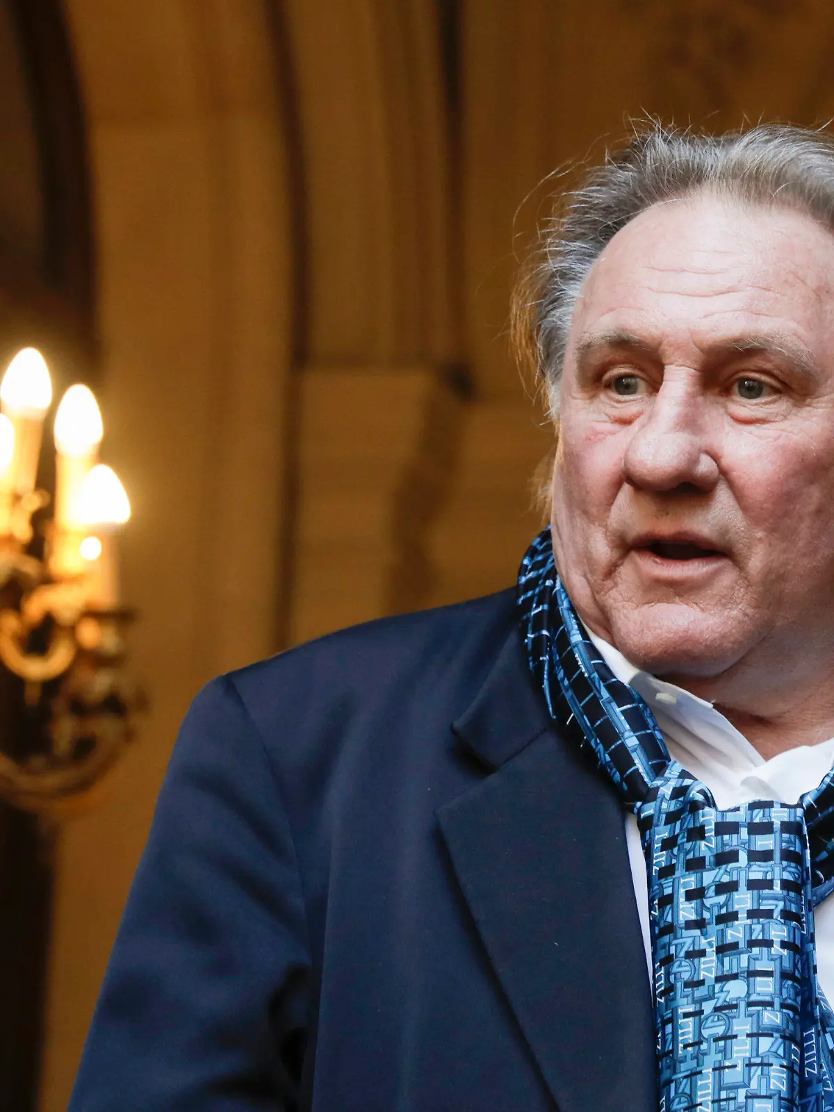 ARCHIV - 25.06.2018, Belgien, Brüssel: Der französische Schauspieler Gerard Depardieu kommt zu einer Veranstaltung im Rathaus zu seinen Ehren im Rahmen des «Brussels International Film Festival». Wegen erneuter Vorwürfe sexueller Übergriffe ist der französische Schauspielstar Gérard Depardieu zum Verhör geladen worden. (zu dpa: «Schauspieler Depardieu nach Übergriffsvorwürfen zu Verhör geladen») Foto: Thierry Roge/BELGA/dpa +++ dpa-Bildfunk +++
