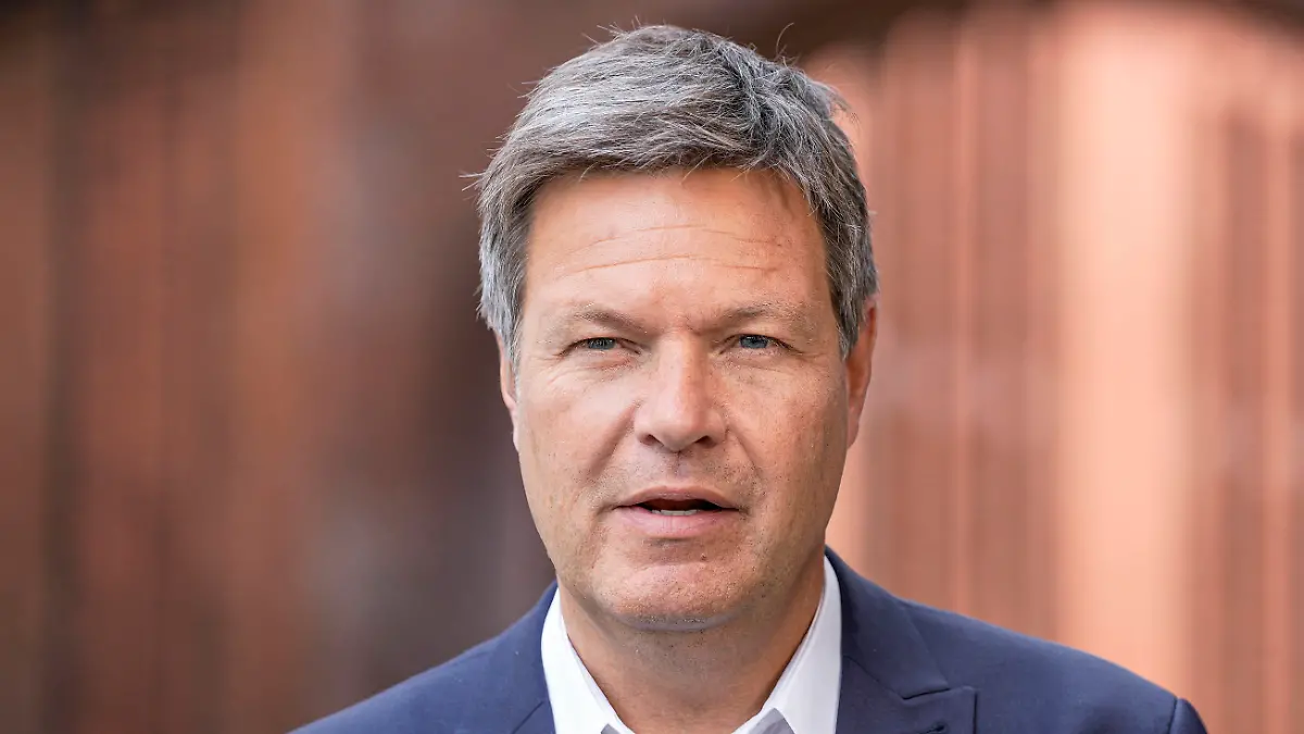 Gipfel Energieeffizienz und Start der Energiewechsel-Kampagne Aktuell, 10.06.2022, Berlin, Bundeswirtschafts- und Klimaminister Robert Habeck Gruene im Portrait im Fernsehinterview im Anschluss an die Vorstellung der Energiewechsel-Kampagne im ewerk in Berlin Berlin Berlin Deutschland *** Summit energy efficiency and launch of the energy transition campaign Current, 10 06 2022, Berlin, Federal Minister of Economics and Climate Robert Habeck Gruene in portrait in television interview following the presentation of the energy transition campaign at the ewerk in Berlin Berlin Germany