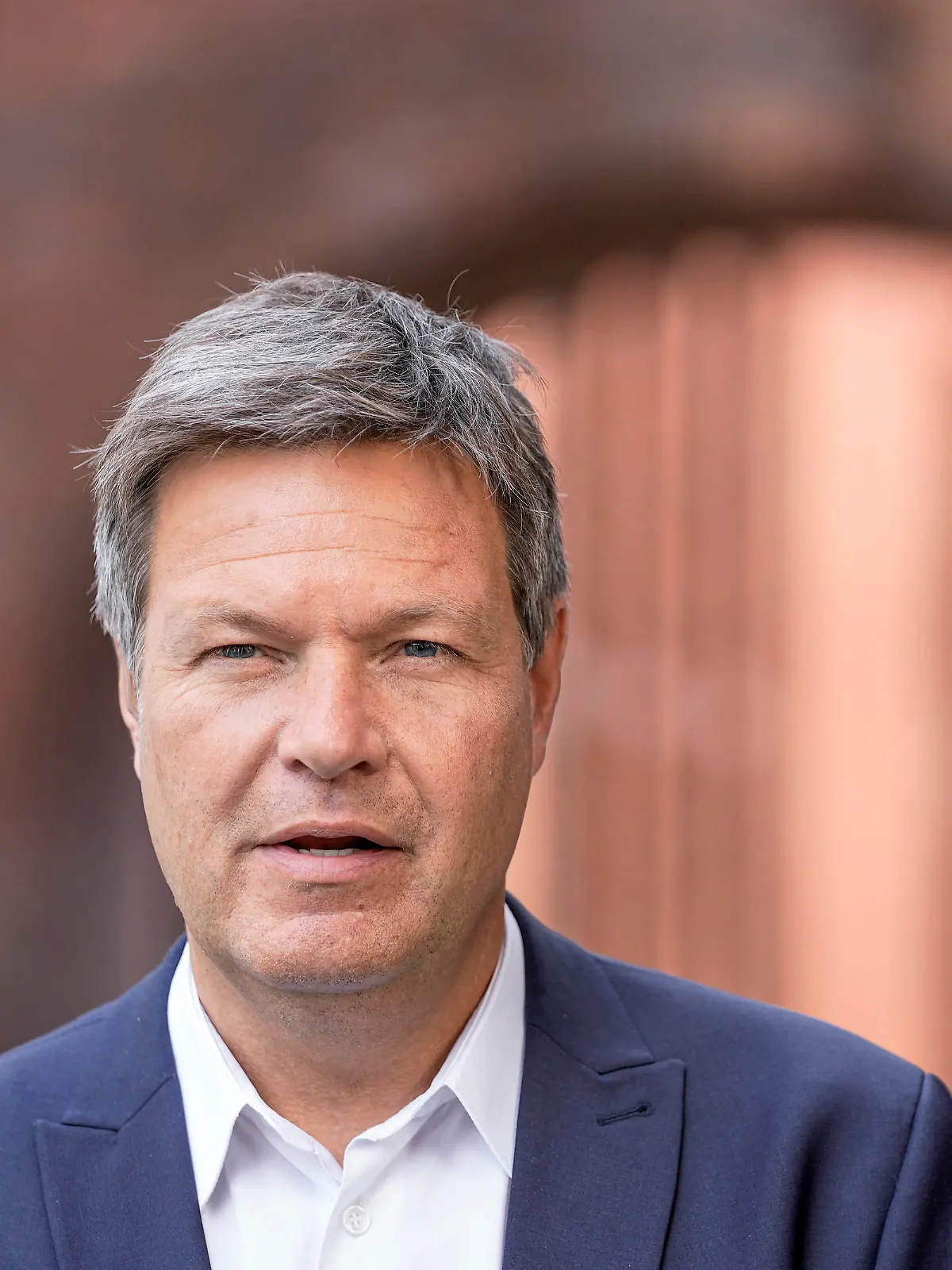  Gipfel Energieeffizienz und Start der Energiewechsel-Kampagne Aktuell, 10.06.2022, Berlin, Bundeswirtschafts- und Klimaminister Robert Habeck Gruene im Portrait im Fernsehinterview im Anschluss an die Vorstellung der Energiewechsel-Kampagne im ewerk in Berlin Berlin Berlin Deutschland *** Summit energy efficiency and launch of the energy transition campaign Current, 10 06 2022, Berlin, Federal Minister of Economics and Climate Robert Habeck Gruene in portrait in television interview following the presentation of the energy transition campaign at the ewerk in Berlin Berlin Germany