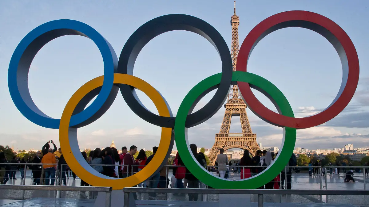 ARCHIV - 13.09.2017, Frankreich, Paris: Die Olympischen Ringe 2017 in Paris vor dem Eiffelturm. Am Mittwoch sind es noch 100 Tage bis zur Eröffnung der Sommerspiele. (zu dpa: «Flamme brennt: Endspurt für Olympia-Macher von Paris») Foto: Michel Euler/AP/dpa +++ dpa-Bildfunk +++