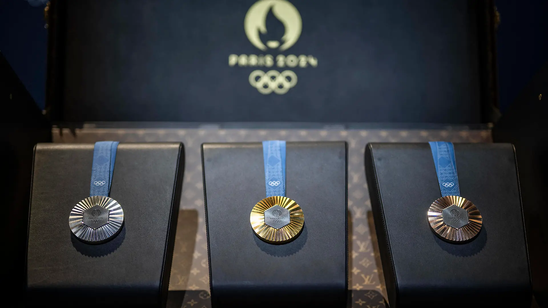 Paris 2024 D-100 Media Day Event This pictures shows the olympics medals of the Paris 2024 Olympics in Paris, France on April 17, 2024. Photo by Eliot Blondet/ABACAPRESS.COM Paris France PUBLICATIONxNOTxINxFRAxESPxUKxUSAxBELxPOL Copyright: xBlondetxEliot/ABACAx