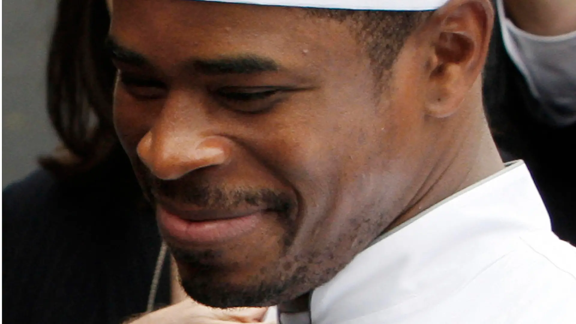 ARCHIV - 06.11.2008, USA, Washington: Tafari Campbell, Küchenchef des Weißen Hauses, lächelt auf dem Südrasen des Weißen Hauses. Der ehemalige US-Präsident Obama und seine Frau trauern um ihren verstorbenen Koch, Tafari Campbell (45). Campbell soll am Montag (24.07.2023) bei einem Unfall beim Paddeln in der Nähe des Anwesens der Obamas in Martha's Vineyard im US-Bundesstaat Massachusetts verunglückt sein, wie mehrere US-Medien berichten unter Berufung auf die Massachusetts State Police berichten. Foto: Ron Edmonds/AP +++ dpa-Bildfunk +++
