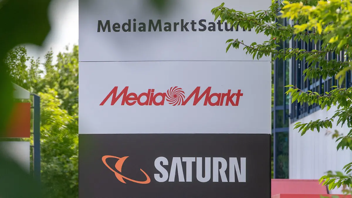 ARCHIV - 29.06.2018, Bayern, Ingolstadt: Ein Schild mit den Schriftzügen von Media Markt und Saturn, aufgenommen vor der Firmenzentrale der MediaMarktSaturn-Gruppe. Am 11.08.2022 gibt Ceconomy die Zahlen zum 3. Quartal bekannt. Foto: Armin Weigel/dpa +++ dpa-Bildfunk +++