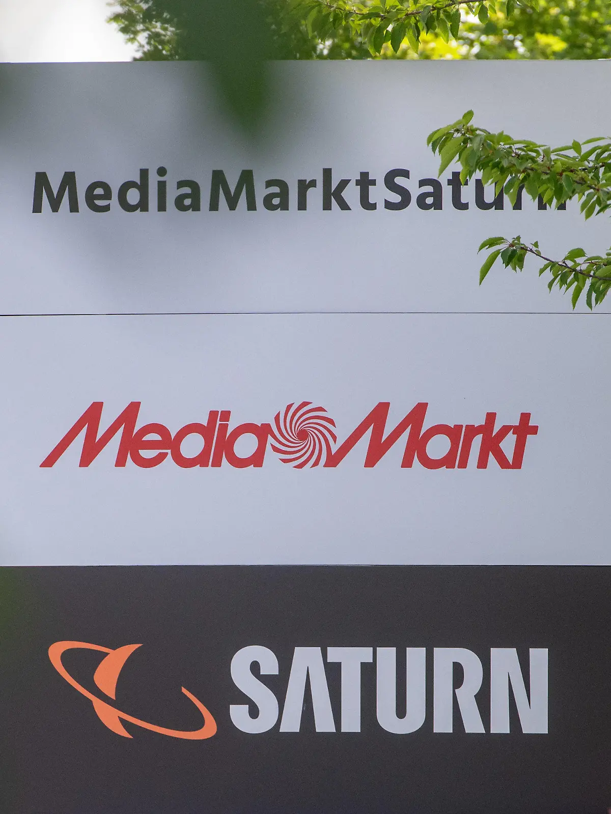 ARCHIV - 29.06.2018, Bayern, Ingolstadt: Ein Schild mit den Schriftzügen von Media Markt und Saturn, aufgenommen vor der Firmenzentrale der MediaMarktSaturn-Gruppe. Am 11.08.2022 gibt Ceconomy die Zahlen zum 3. Quartal bekannt. Foto: Armin Weigel/dpa +++ dpa-Bildfunk +++