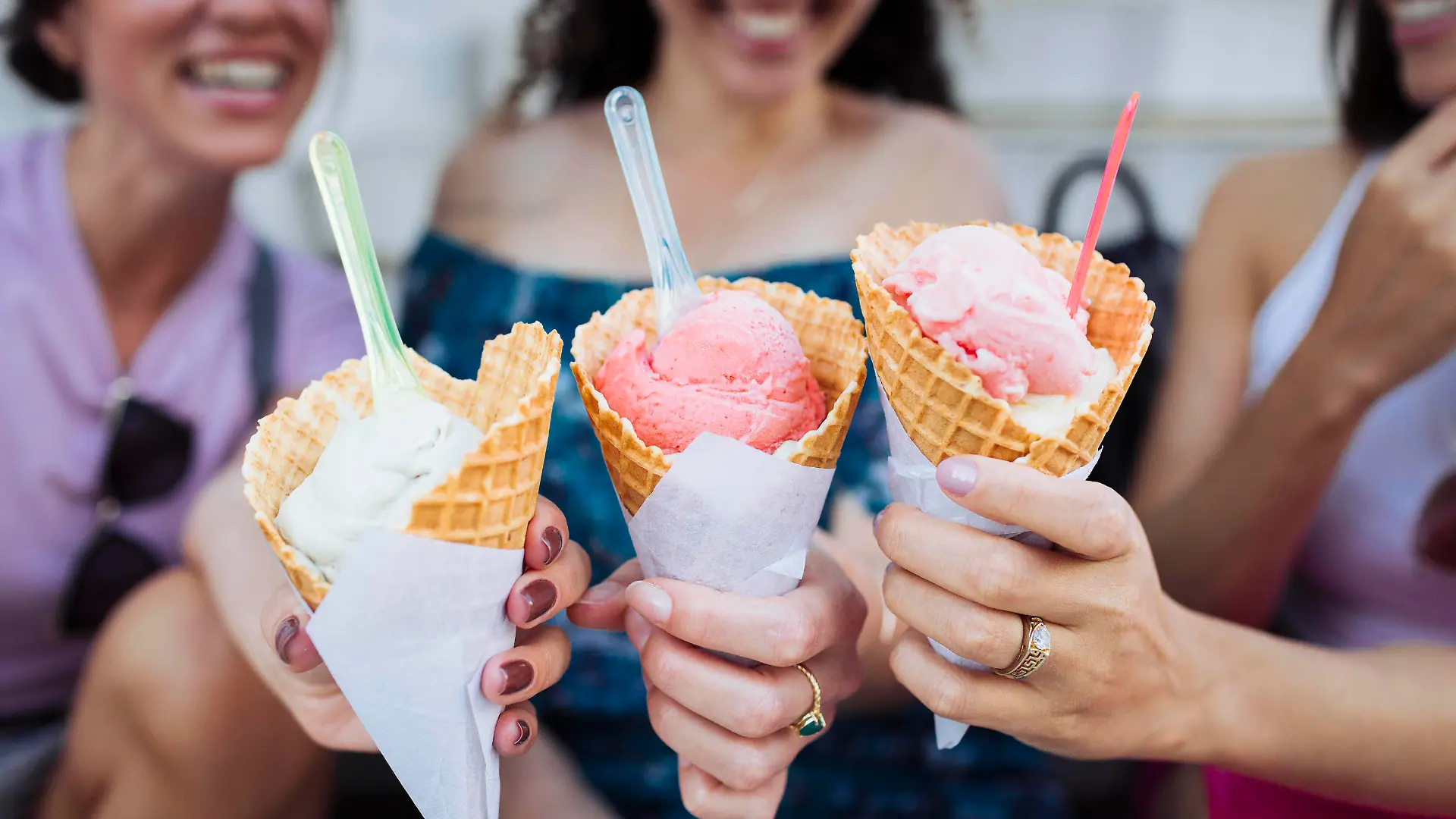 Happy friends holding ice cream cones model released, Symbolfoto, DCRF01856