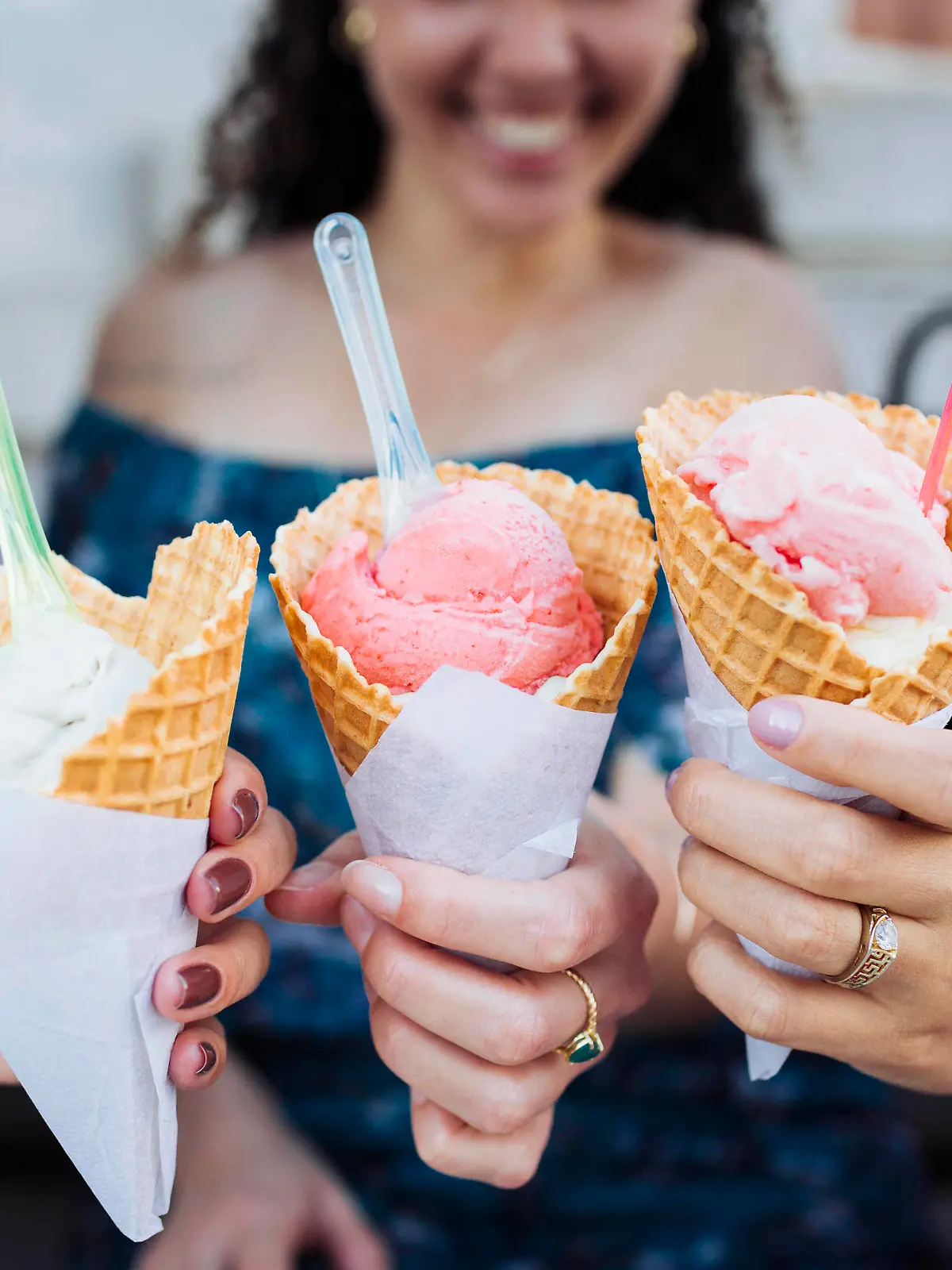 Happy friends holding ice cream cones model released, Symbolfoto, DCRF01856