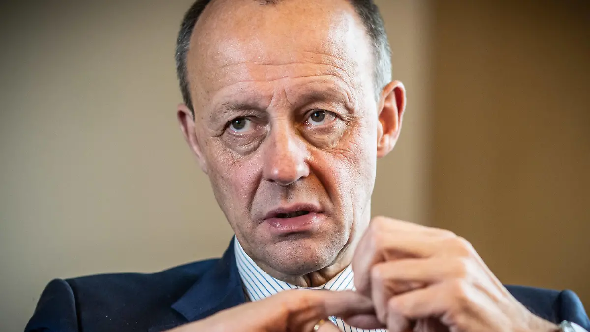 ARCHIV - 14.01.2022, Berlin: Friedrich Merz, Kandidat für das Amt des CDU Bundesvorsitzenden, aufgenommen bei einem Interview mit der dpa Deutsche Presse-Agentur in seinem Büro Jakob-Kaiser Haus im Deutschen Bundestag. (zu dpa «Merz wirft Scholz mangelnde Bereitschaft zur Zusammenarbeit vor») Foto: Michael Kappeler/dpa +++ dpa-Bildfunk +++