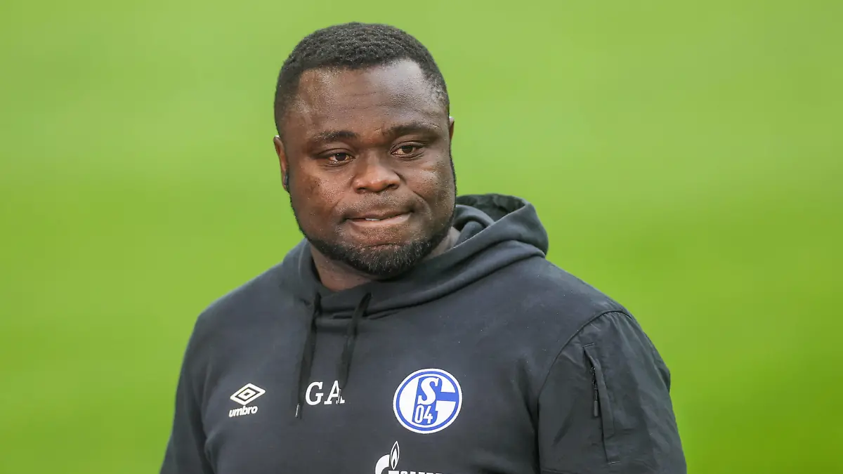 27.11.2021, Fussball, Saison 2021/2022, 2. Bundesliga, 15. Spieltag, FC Schalke 04 - SV Sandhausen, Teammanager Gerald Asamoah FC Schalke 04 Foto: Tim Rehbein/RHR-FOTO Gelsenkirchen Veltins Arena NRW Deutschland xRHR-FOTO/TRx *** 27 11 2021, football, 2021 2022 season, 2 Bundesliga, matchday 15, FC Schalke 04 SV Sandhausen, team manager Gerald Asamoah FC Schalke 04 photo Tim Rehbein RHR FOTO Gelsenkirchen Veltins Arena NRW Germany xRHR FOTO TRx 