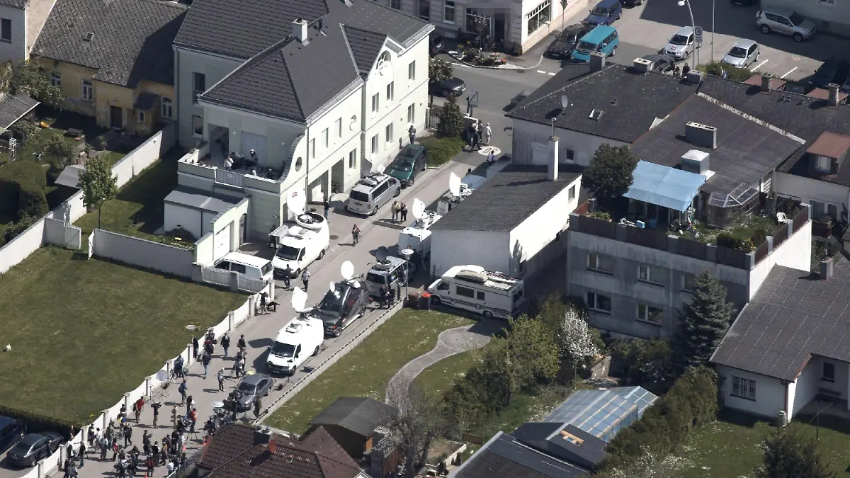 ARCHIV - Eine Luftaufnahme von dem Haus von Josef Fritzl im österreichischen Amstetten (Archivfoto vom 28 April 2008). In dem Haus hielt der 73-jährige Fritzl seine Tochter 24 Jahre lang im Keller gefangen, missbrauchte sie und zeugte mit ihr sieben Kinder. Drei der Kinder mussten mit ihrer Mutter in Gefangenschaft leben, eins starb nach der Geburt, die anderen lebten bei Fritzl und seiner Frau. EPA/FOTOFLIEGER.AT/HANDOUT (zu dpa Themepaket "Schwurgerichtsprozess gegen Josef Fritzl") +++(c) dpa - Bildfunk+++