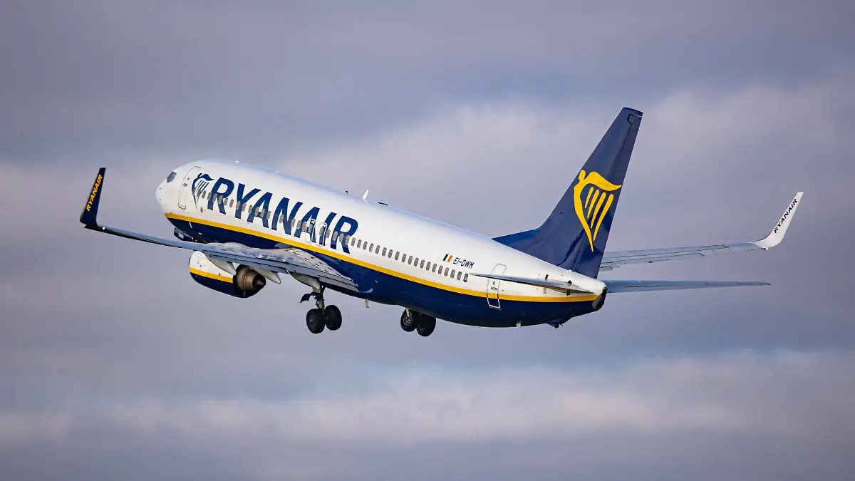Ryanair Boeing 737-800 Aircraft Departs From Amsterdam Ryanair Boeing 737-800 aircraft as seen during take-off and fly and phase departing from Amsterdam Schiphol Airport, flying to Dublin Ireland. The Boeing B738 passenger airplane from the Irish ultra low-cost airline carrier has the registration EI-DWM. The aviation industry and passenger traffic are showing growth after the 2-year period with the Covid-19 coronavirus pandemic having a negative impact on the travel and tourism business industry. The budget carrier is the largest airline in Europe by total scheduled passengers in 2021. Amsterdam, The Netherlands on April 27, 2022 Amsterdam Netherlands PUBLICATIONxNOTxINxFRA Copyright: xNicolasxEconomoux originalFilename: economou-ryanairb220427_npMGY.jpg