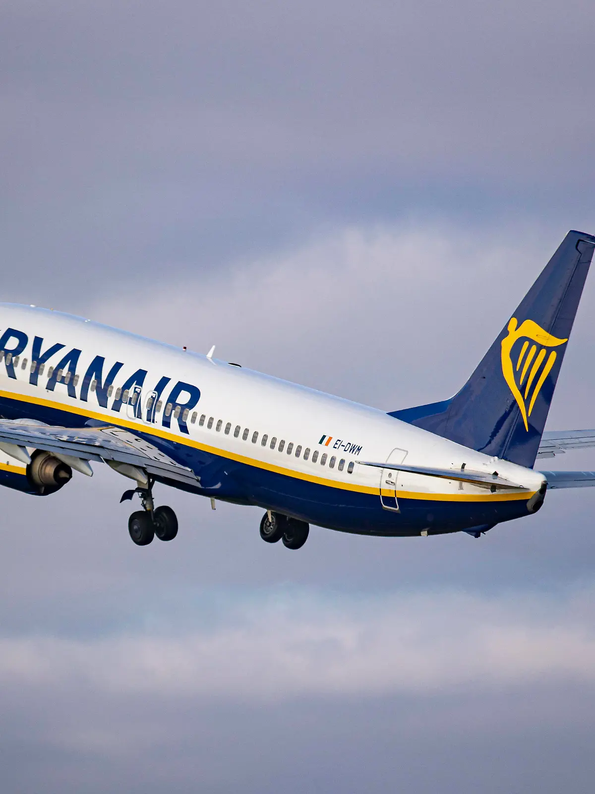 Ryanair Boeing 737-800 Aircraft Departs From Amsterdam Ryanair Boeing 737-800 aircraft as seen during take-off and fly and phase departing from Amsterdam Schiphol Airport, flying to Dublin Ireland. The Boeing B738 passenger airplane from the Irish ultra low-cost airline carrier has the registration EI-DWM. The aviation industry and passenger traffic are showing growth after the 2-year period with the Covid-19 coronavirus pandemic having a negative impact on the travel and tourism business industry. The budget carrier is the largest airline in Europe by total scheduled passengers in 2021. Amsterdam, The Netherlands on April 27, 2022 Amsterdam Netherlands PUBLICATIONxNOTxINxFRA Copyright: xNicolasxEconomoux originalFilename: economou-ryanairb220427_npMGY.jpg