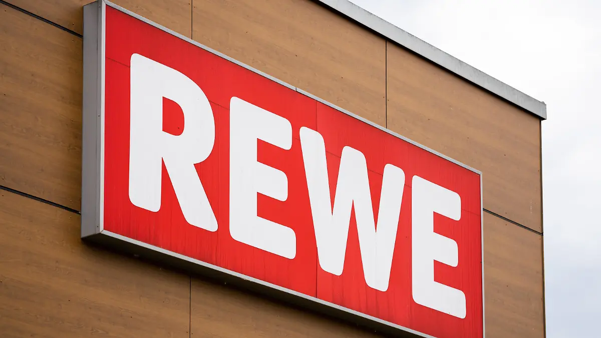 Rewe deutscher Supermarkt Logo an der Fassade das Lebensmittel Einzelhandel Geschäftes