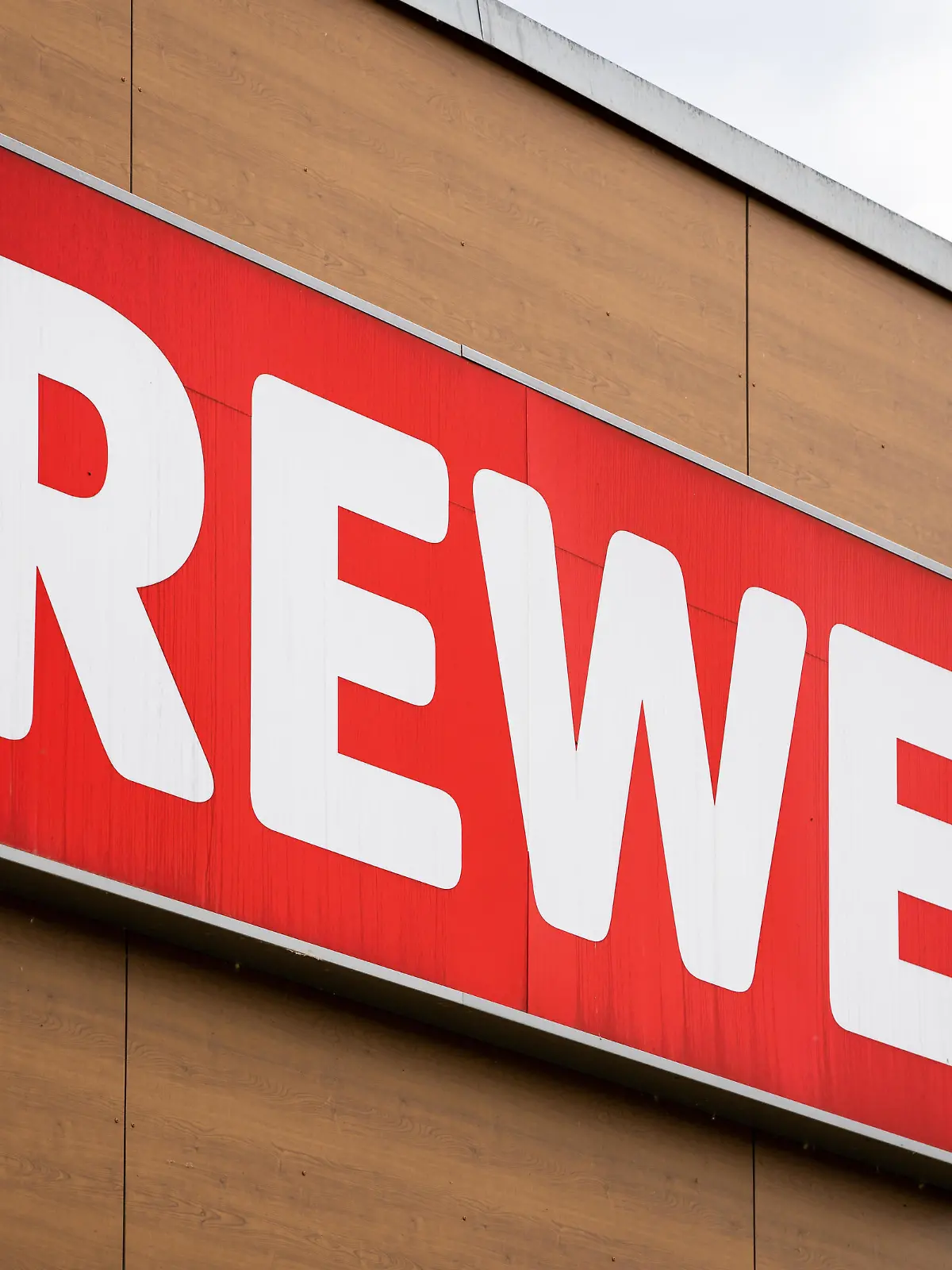 Rewe deutscher Supermarkt Logo an der Fassade das Lebensmittel Einzelhandel Geschäftes