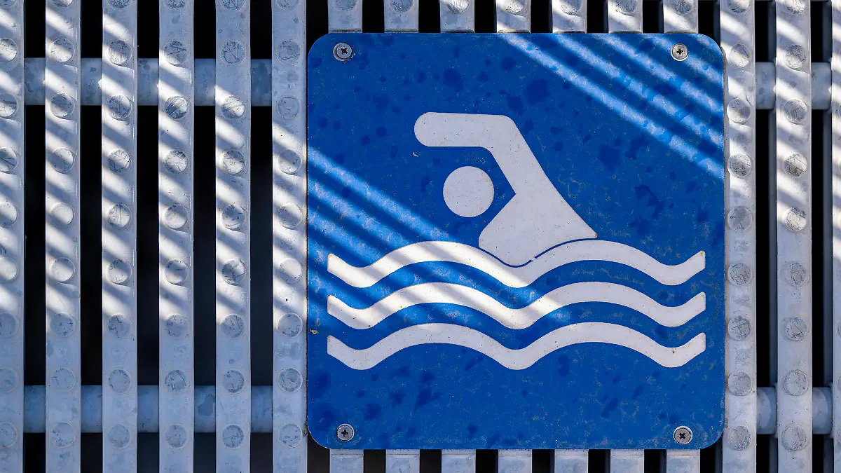 PRODUKTION - 11.04.2024, Thüringen, Erfurt: Ein Zeichen am Beckenrand zeigt, dass es ein Schwimmerbecken ist. (zu dpa: «Schrubben, prüfen, pflegen - Freibäder vor Saisonstart») Foto: Jacob Schröter/dpa +++ dpa-Bildfunk +++