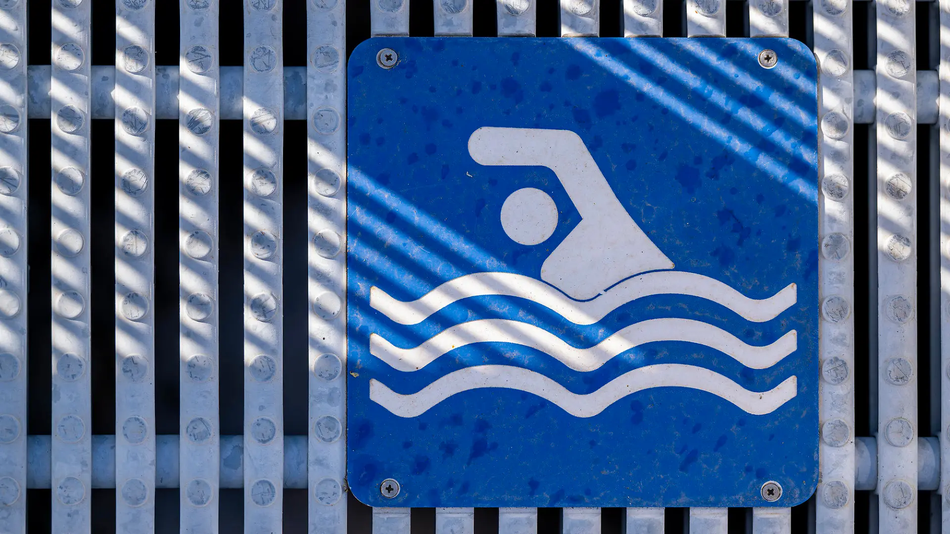 PRODUKTION - 11.04.2024, Thüringen, Erfurt: Ein Zeichen am Beckenrand zeigt, dass es ein Schwimmerbecken ist. (zu dpa: «Schrubben, prüfen, pflegen - Freibäder vor Saisonstart») Foto: Jacob Schröter/dpa +++ dpa-Bildfunk +++
