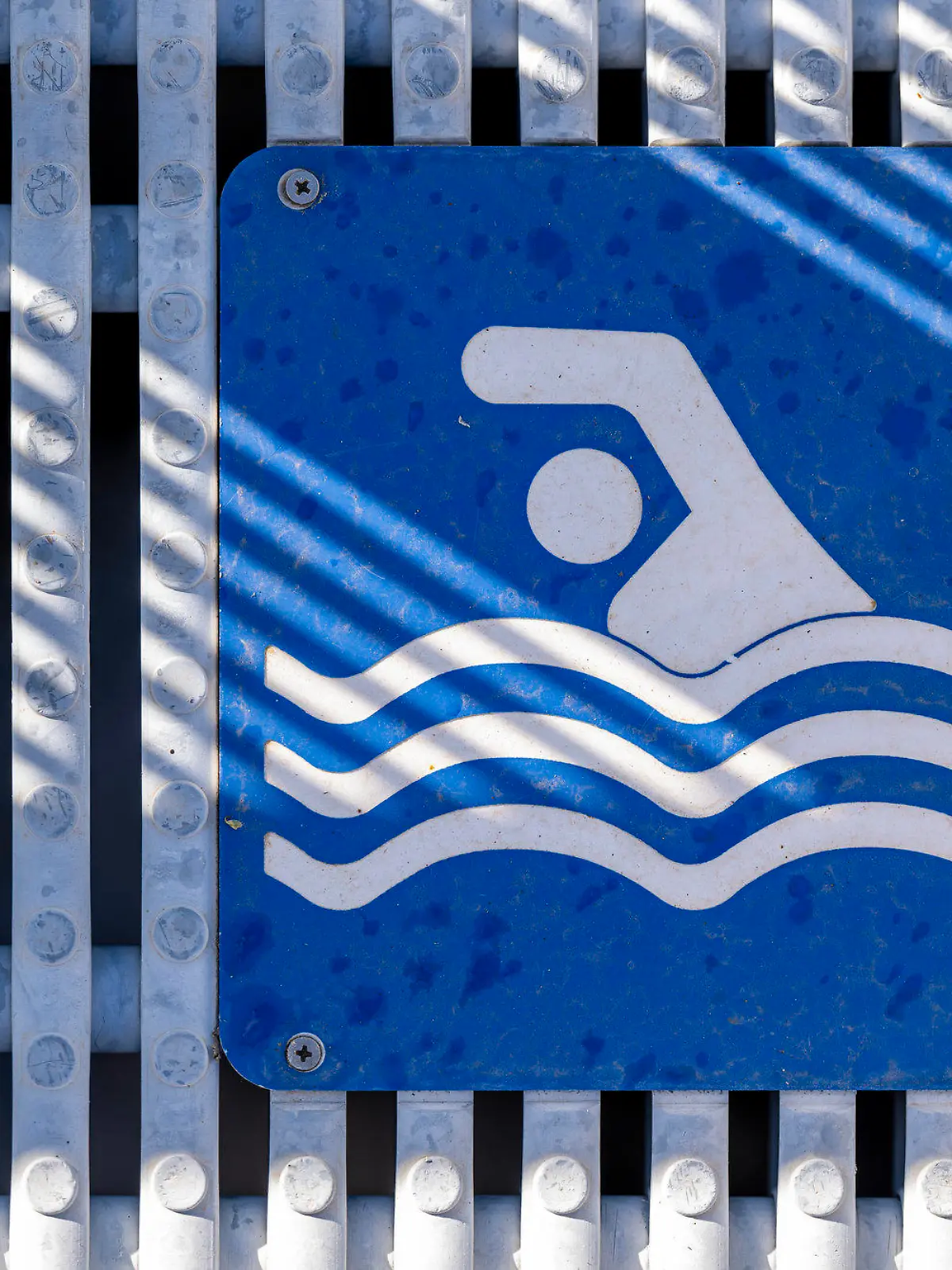 PRODUKTION - 11.04.2024, Thüringen, Erfurt: Ein Zeichen am Beckenrand zeigt, dass es ein Schwimmerbecken ist. (zu dpa: «Schrubben, prüfen, pflegen - Freibäder vor Saisonstart») Foto: Jacob Schröter/dpa +++ dpa-Bildfunk +++