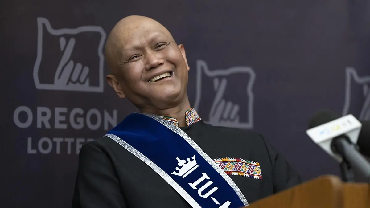 Cheng Saephan lacht in der Lotteriezentrale von Oregon.