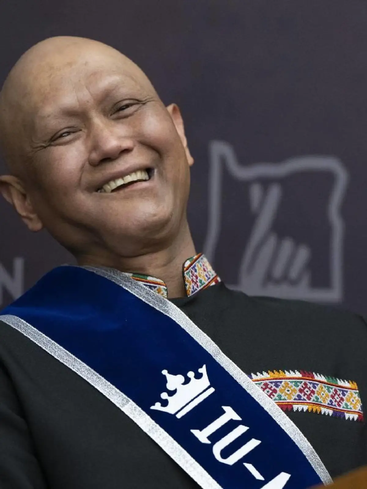 Cheng Saephan lacht in der Lotteriezentrale von Oregon.