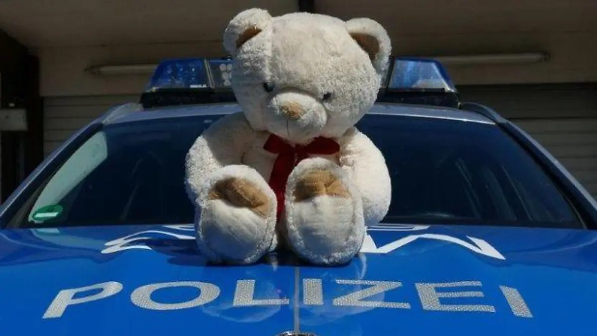 HANDOUT - 12.08.2022, Baden-Württemberg, Mannheim: Ein auf der Autobahn 6 gefundener Teddybär sitzt auf einem Polizeiauto. Die Beamten haben das Stofftier nach einer Rettungsaktion zurückgegeben. (zu dpa: «Polizei rettet Teddy von Autobahn - Besitzer gefunden») Foto: -/Polizei Mannheim/dpa - ACHTUNG: Nur zur redaktionellen Verwendung im Zusammenhang mit der aktuellen Berichterstattung und nur mit vollständiger Nennung des vorstehenden Credits +++ dpa-Bildfunk +++