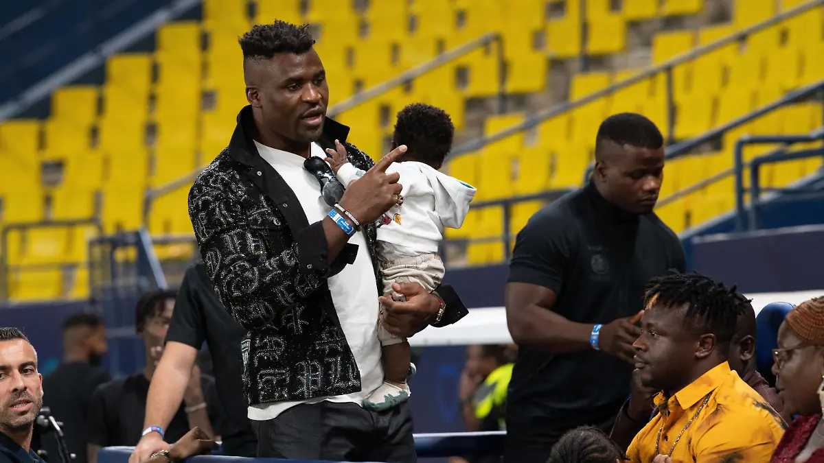 AFC Champions League 2023-24 MD3 Francis Ngannou speaks with friends at the end of the Al-Nassr FC KSA vs Al Duhail SC QAT Match Day 3 of the AFC Champions League 2023-24 Group E at Al Awwal Park on October 24, 2023 in Riyadh, Saudi Arabia. Riyadh Al Awwal Park Saudi Arabia PUBLICATIONxNOTxINxJPNxUK Copyright: xVictorxFrailex 2023.10.24_PSI03253.GS.MD3_VFR_10057