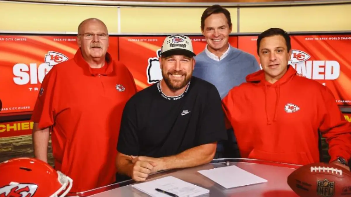 Stolz posiert Travis Kelce mit den unterschriebenen Millionen-Vertrag