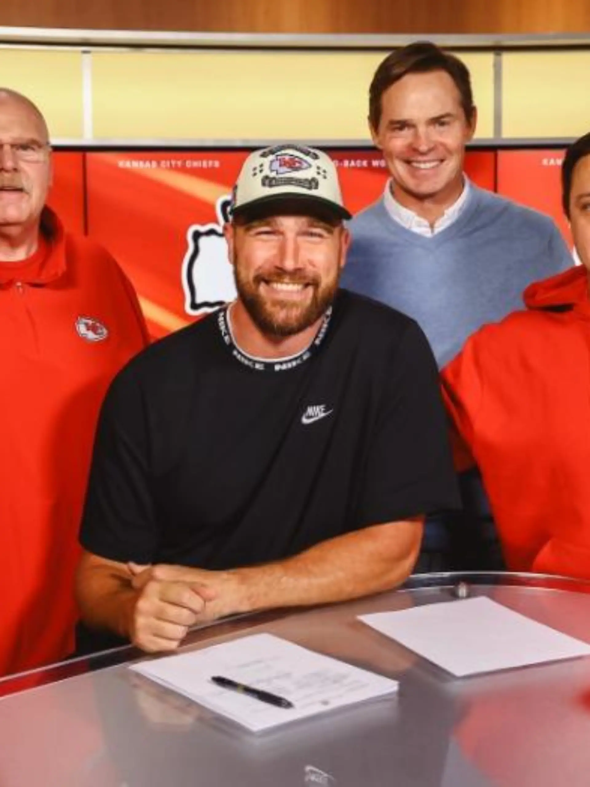 Stolz posiert Travis Kelce mit den unterschriebenen Millionen-Vertrag