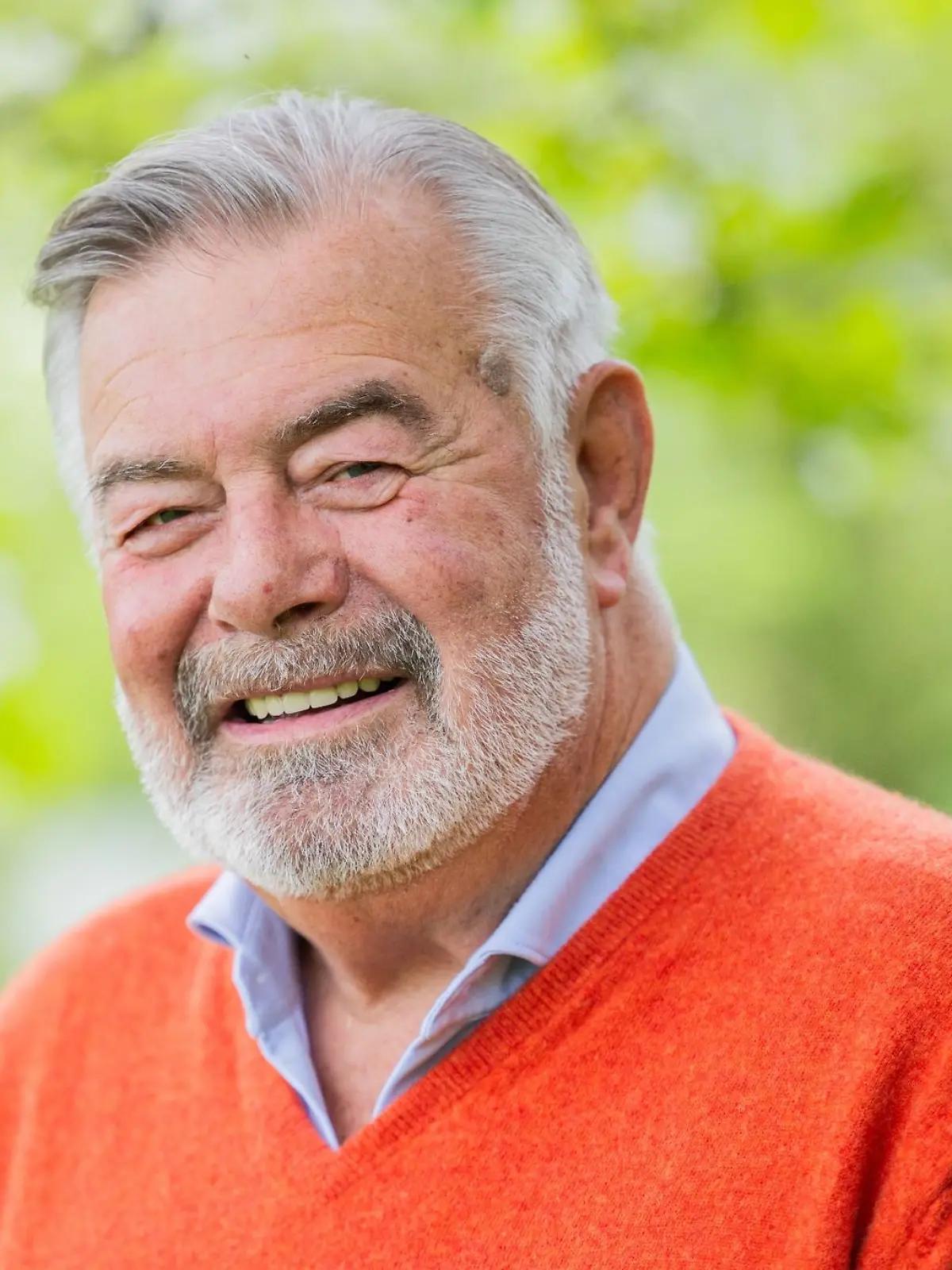 Moderator Harry Wijnvoord steht im Anschluss an ein dpa-Interview im Garten seines Hauses.