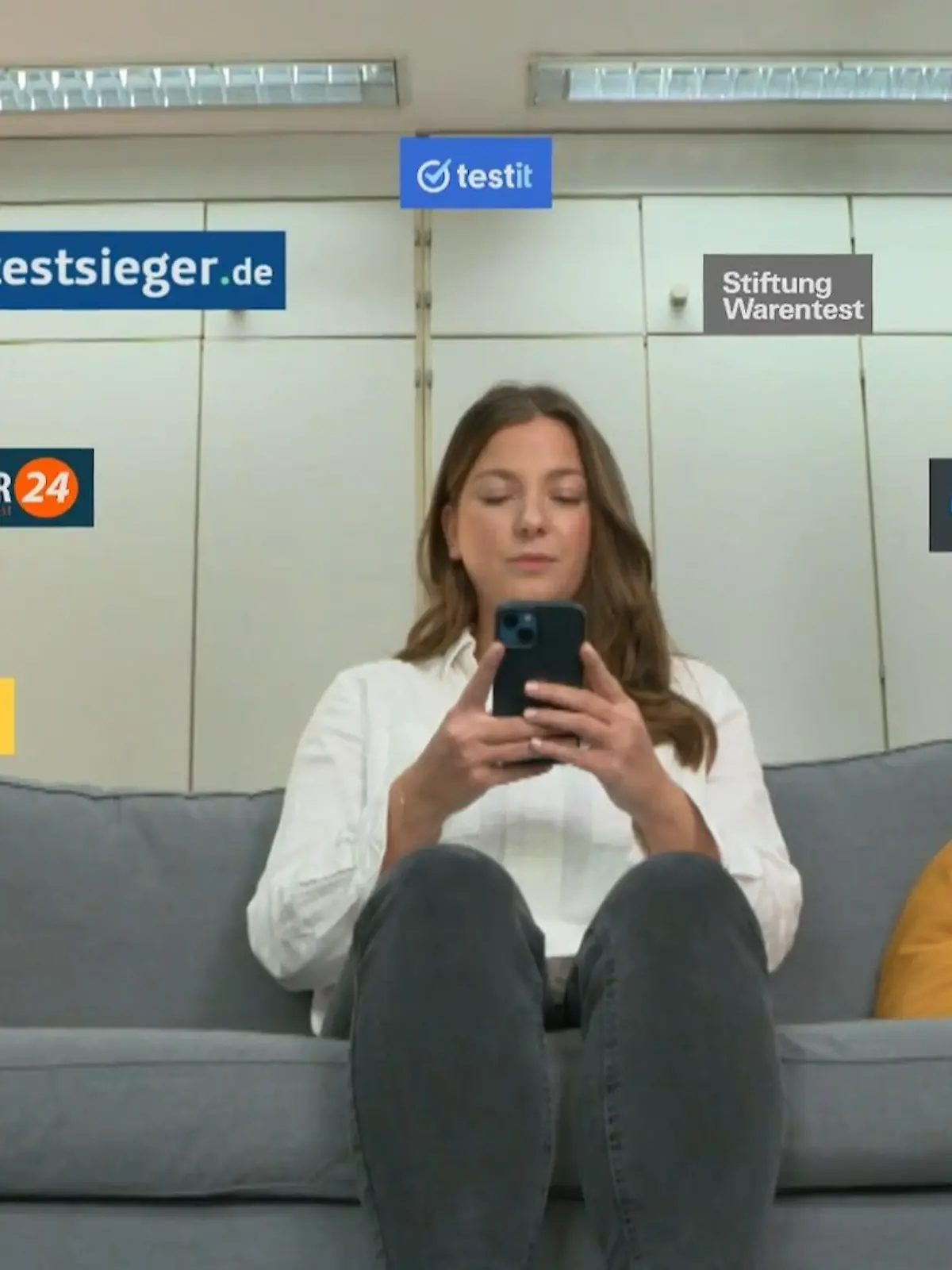 Wer ein neues Handy oder ein neues Küchengeräte kaufen möchte, will in der Regel wissen: Welches Angebot ist das beste? Der schnellste Weg, das herauszufinden, sind Vergleichsportale im Internet. Doch bei vielen ist Vorsicht geboten, der Grund: Nur selten handelt es sich um unabhängige Vergleichsinstitute. Viele Portale werden von Unternehmen dafür bezahlt, dass bestimmte Produkte gelistet werden, weiß RTL-Verbraucherexperte Ron Perduss. Doch wie kann man diese von jenen Seiten unterscheiden, die wirklich unabhängig Produkte getestet und bewertet haben? Worauf ihr achten solltet, damit ihr bei der nächsten Online-Recherche an eine ehrliche Produktbewertung geratet und keiner bezahlten Kooperation ins Netz geht, erfahrt ihr im Video.