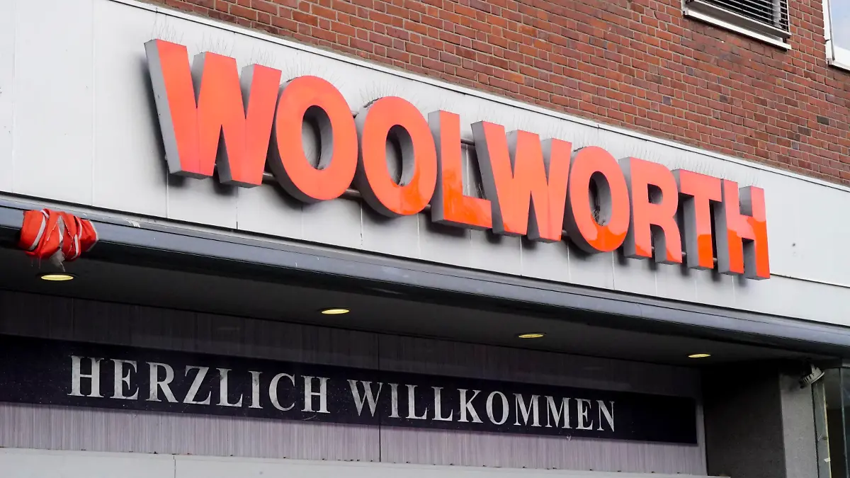 Woolwort Filiale Aussenansicht Hamburg Logo 03.04.20 24 Soll der Discounter Woolworth verkauft werden ? Einem der Anteilseigner geh?ren auch Anteile von Discounter TEDI M?glicherweise steht der Discounter Woolworth zum Verkauf und es besteht dabei auch die M?glichkeit der Schlie?ung einiger Filialen. Einem der Anteilseigner von Woolworth geh?ren auch Anteile des Discounters TEDI.