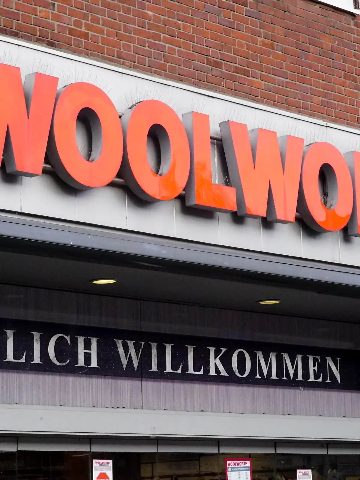 Woolwort Filiale Aussenansicht Hamburg Logo 03.04.20 24 Soll der Discounter Woolworth verkauft werden ? Einem der Anteilseigner geh?ren auch Anteile von Discounter TEDI M?glicherweise steht der Discounter Woolworth zum Verkauf und es besteht dabei auch die M?glichkeit der Schlie?ung einiger Filialen. Einem der Anteilseigner von Woolworth geh?ren auch Anteile des Discounters TEDI.