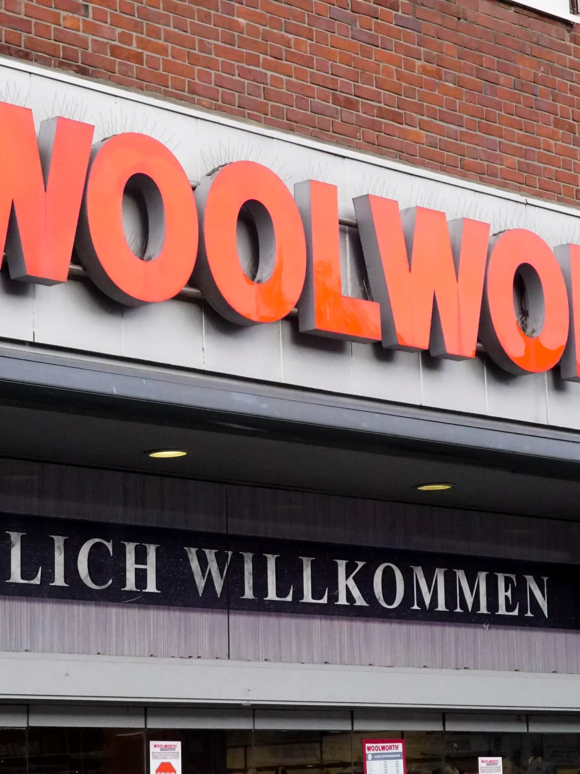 Woolwort Filiale Aussenansicht Hamburg Logo 03.04.20 24 Soll der Discounter Woolworth verkauft werden ? Einem der Anteilseigner geh?ren auch Anteile von Discounter TEDI M?glicherweise steht der Discounter Woolworth zum Verkauf und es besteht dabei auch die M?glichkeit der Schlie?ung einiger Filialen. Einem der Anteilseigner von Woolworth geh?ren auch Anteile des Discounters TEDI.