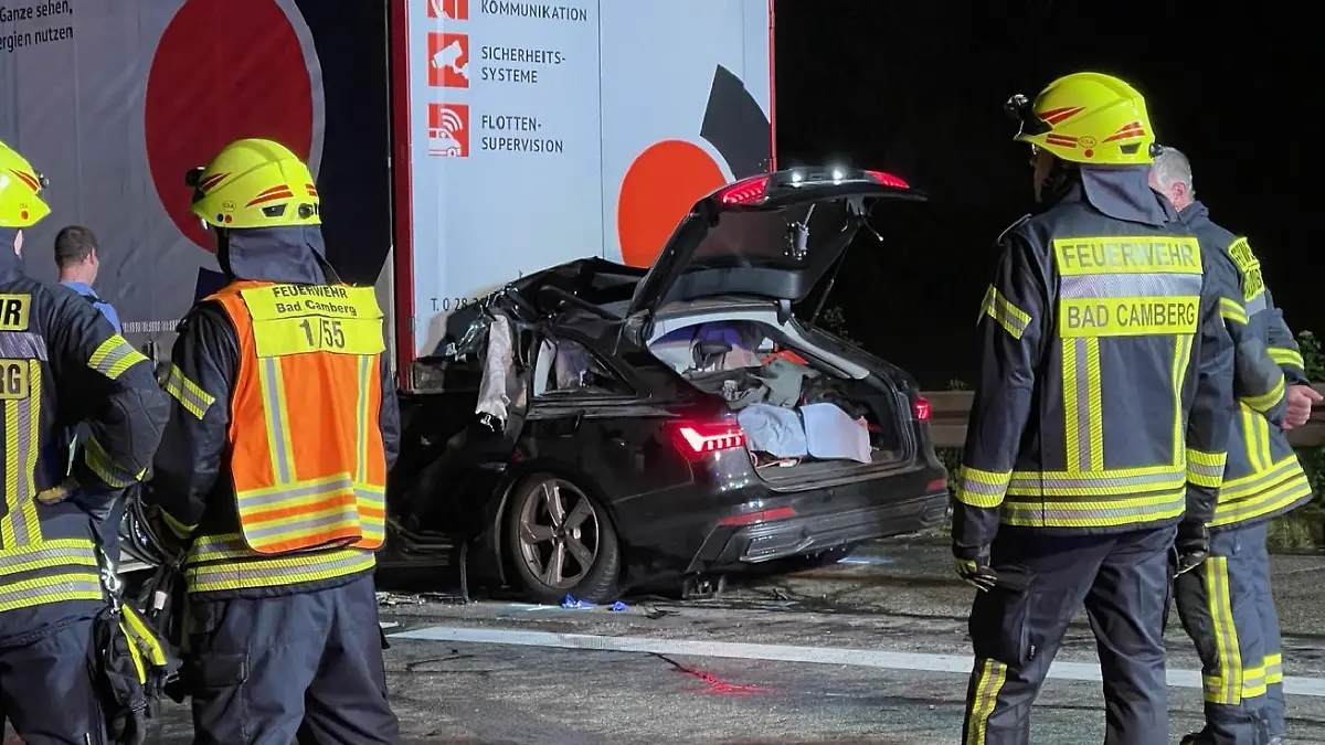 30.04.2024, Hessen, Bad Camberg: Feuerwehrleute stehen an der Unfallstelle, nachdem ein Autofahrer mit seinem Pkw unter den Anhänger eines Lkw geraten ist. Der 55-jährige Autofahrer ist dabei auf der A3 zwischen Bad Camberg und Limburg gestorben, wie die Polizei am Dienstag mitteilte. (Bestmögliche Qualität) Foto: Mike Seeboth/dpa +++ dpa-Bildfunk +++