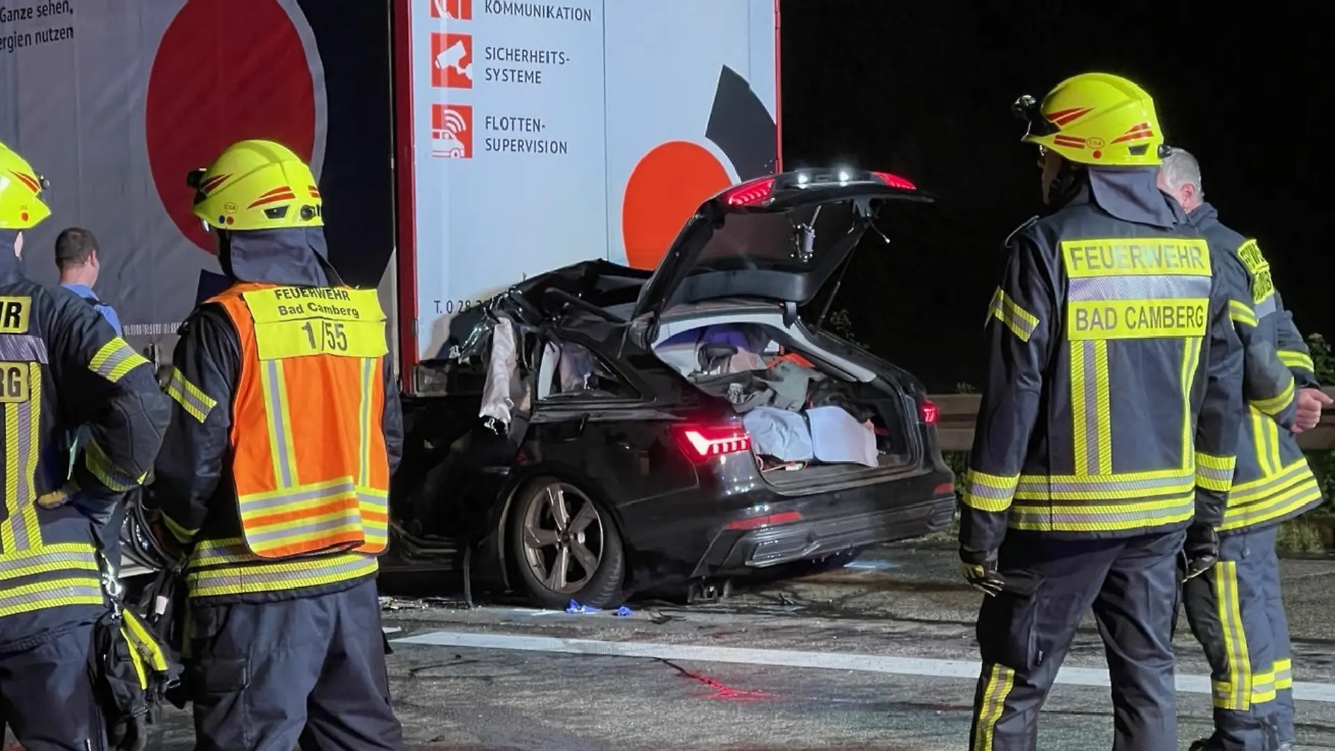 30.04.2024, Hessen, Bad Camberg: Feuerwehrleute stehen an der Unfallstelle, nachdem ein Autofahrer mit seinem Pkw unter den Anhänger eines Lkw geraten ist. Der 55-jährige Autofahrer ist dabei auf der A3 zwischen Bad Camberg und Limburg gestorben, wie die Polizei am Dienstag mitteilte. (Bestmögliche Qualität) Foto: Mike Seeboth/dpa +++ dpa-Bildfunk +++