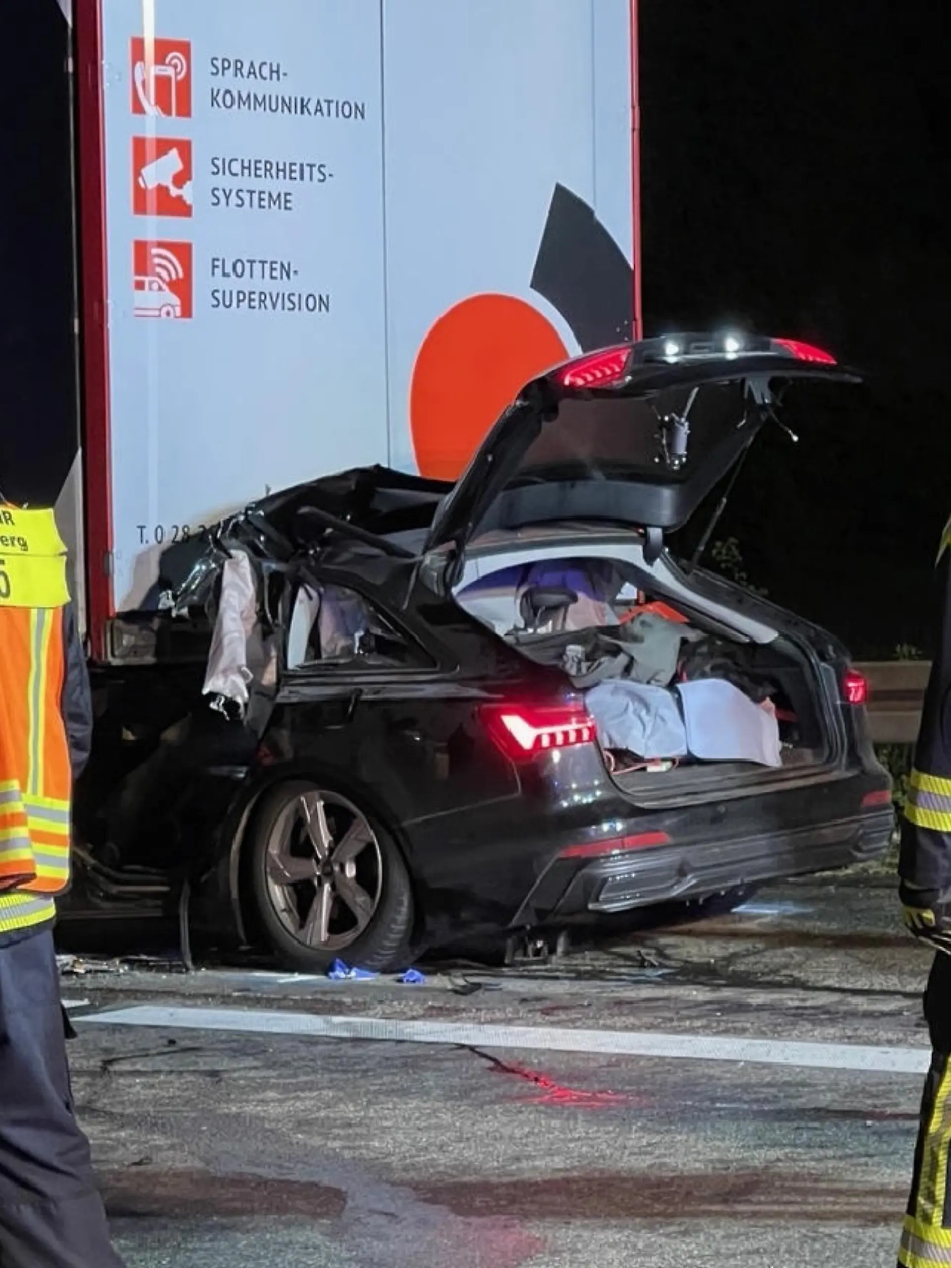 30.04.2024, Hessen, Bad Camberg: Feuerwehrleute stehen an der Unfallstelle, nachdem ein Autofahrer mit seinem Pkw unter den Anhänger eines Lkw geraten ist. Der 55-jährige Autofahrer ist dabei auf der A3 zwischen Bad Camberg und Limburg gestorben, wie die Polizei am Dienstag mitteilte. (Bestmögliche Qualität) Foto: Mike Seeboth/dpa +++ dpa-Bildfunk +++